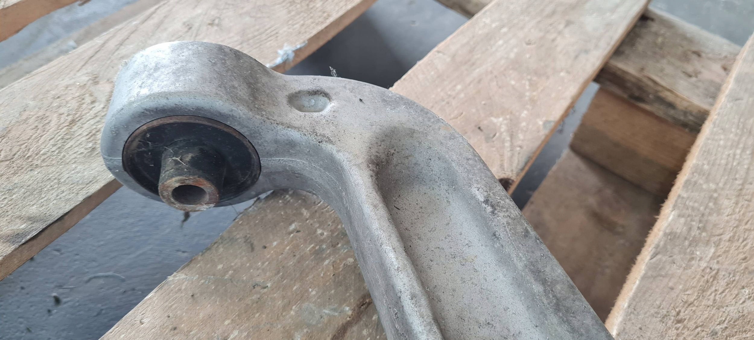 Maserati Quattroporte VI arm lower left front 3.8 V8 6700069340