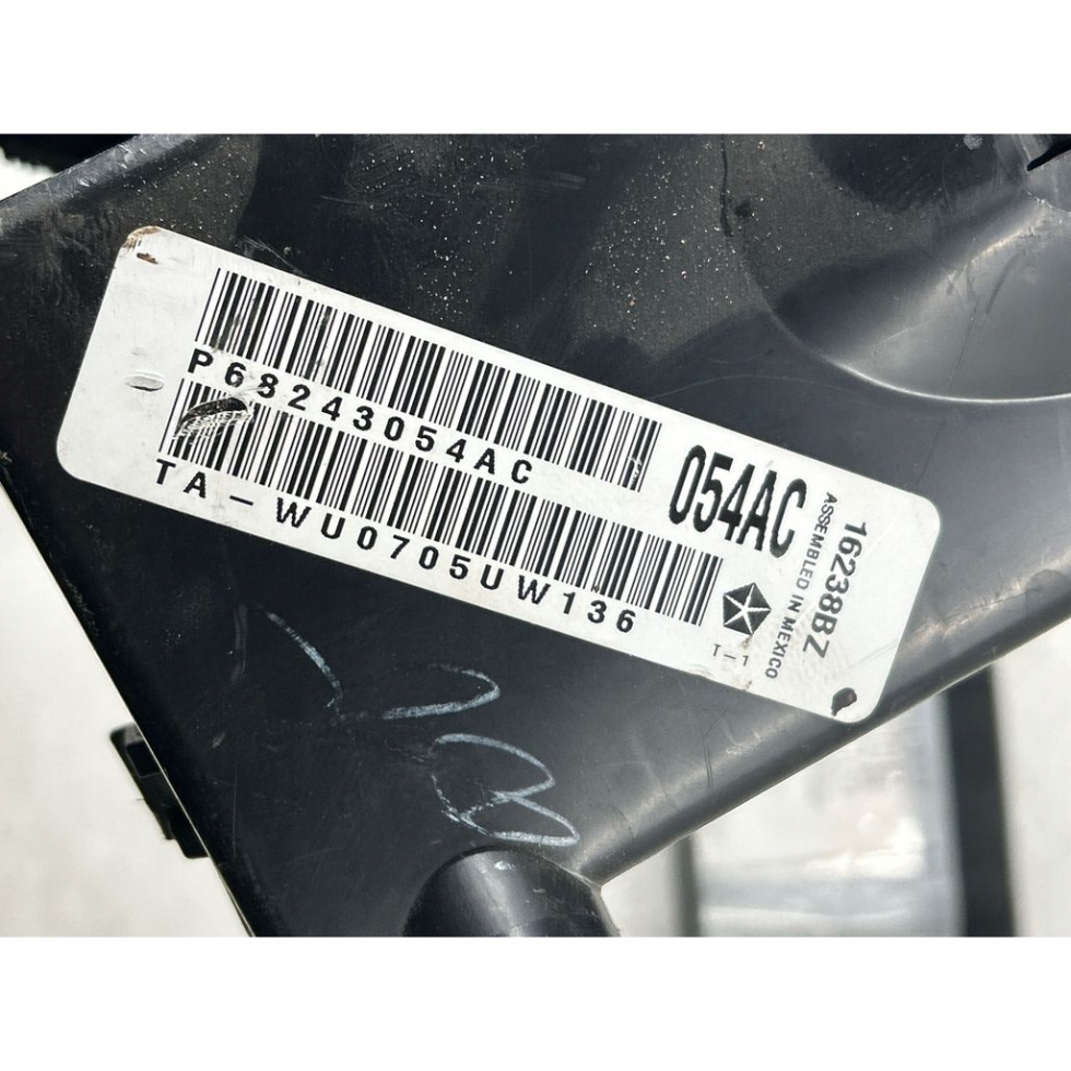 блок предохранителей CHRYSLER 300C P68243054AC