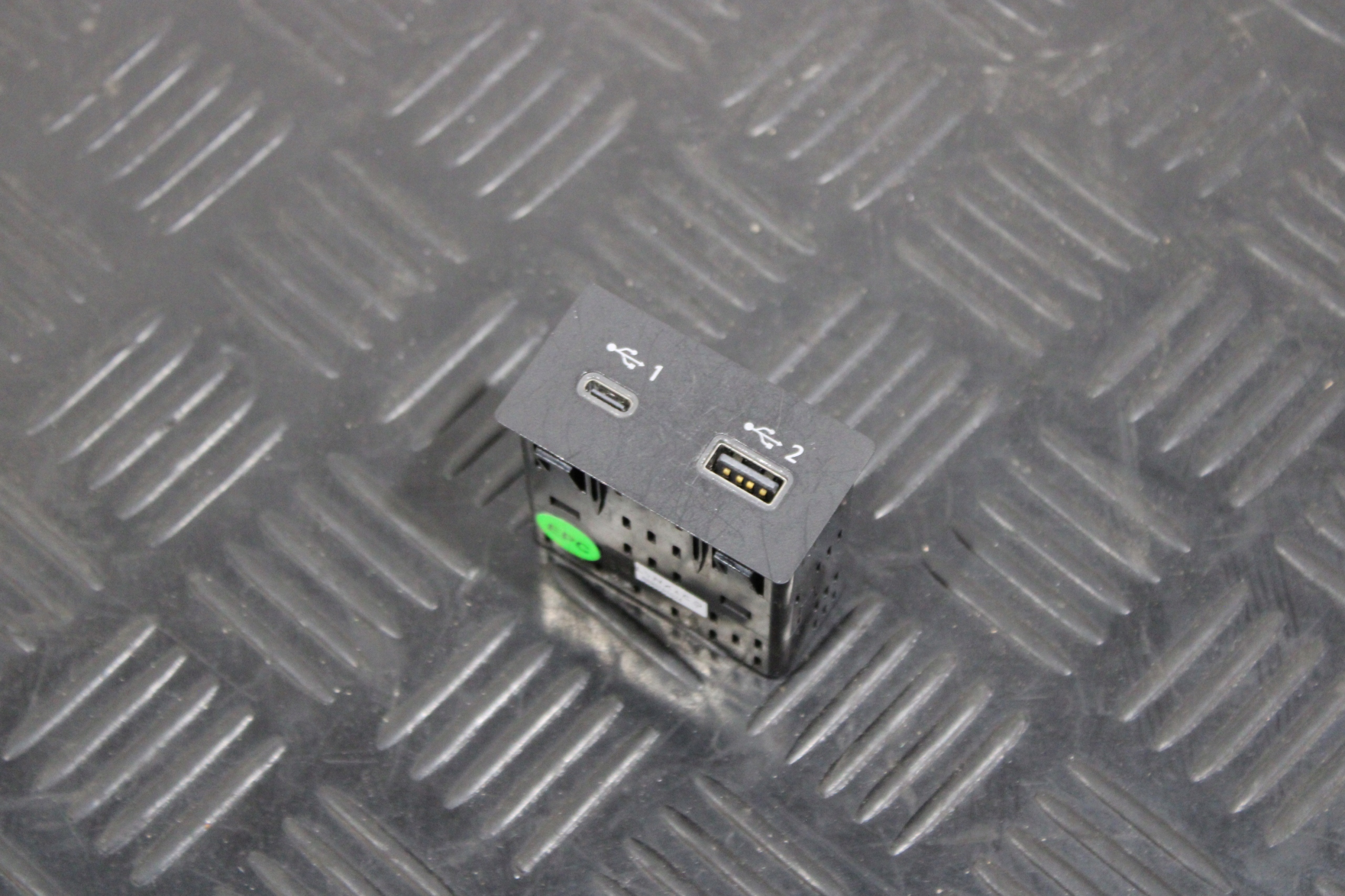 adapter USB 8890101024 LYNK&CO LYNK & CO 01 LIFT