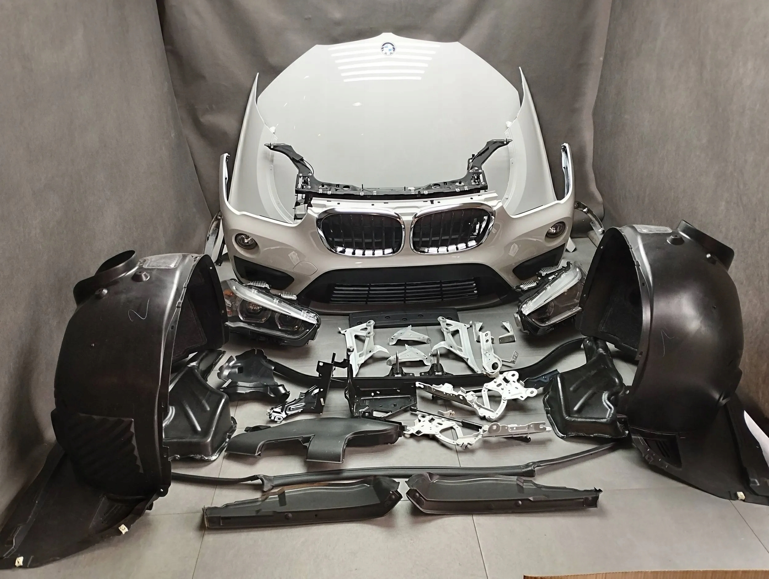 BMW X1 F48 MASKA ZDERZAK LAMPY PAS BŁOTNIKI A300