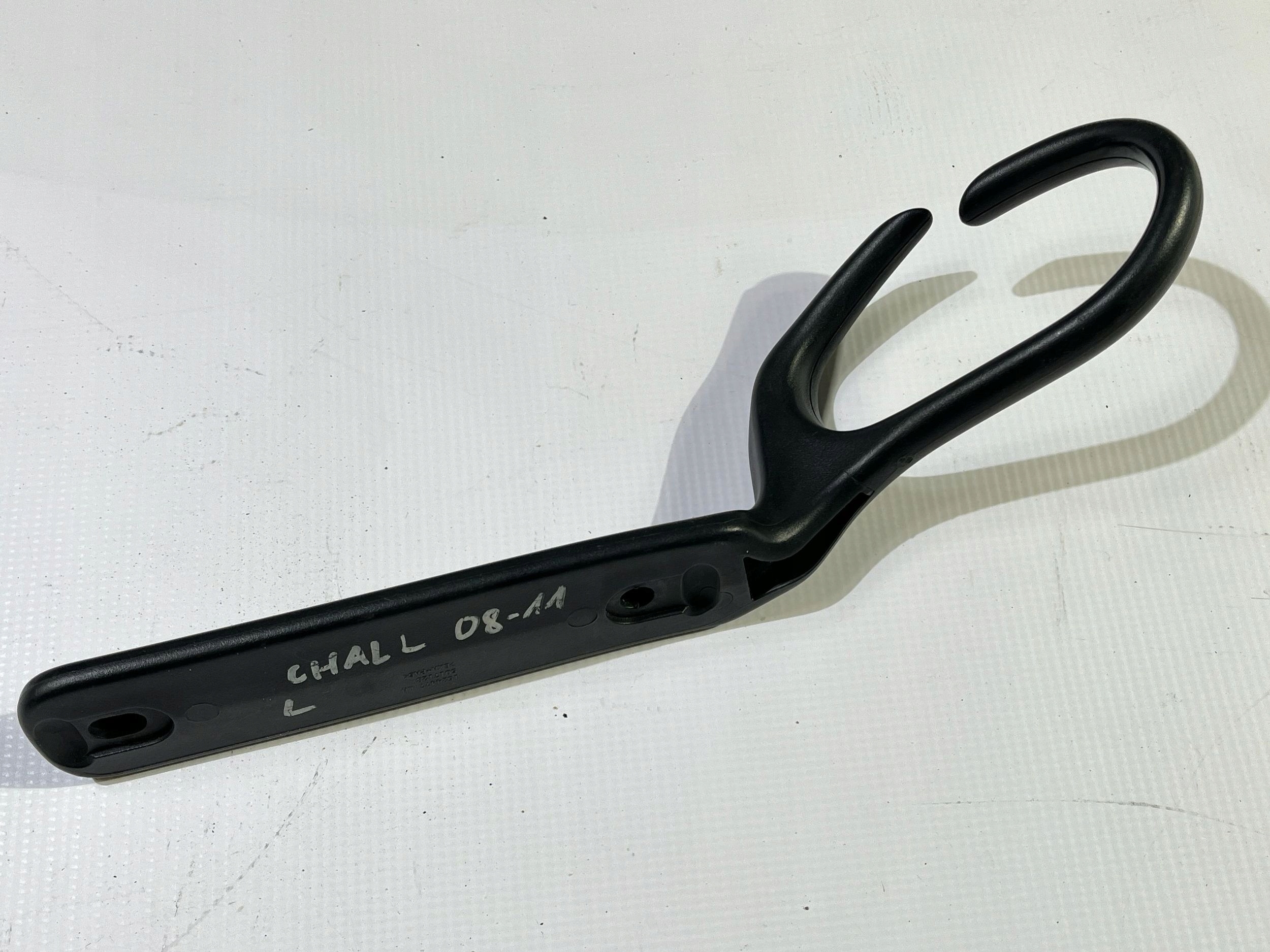 Podajnik supports safety left driver´s Dodge Challenger 2008-2010