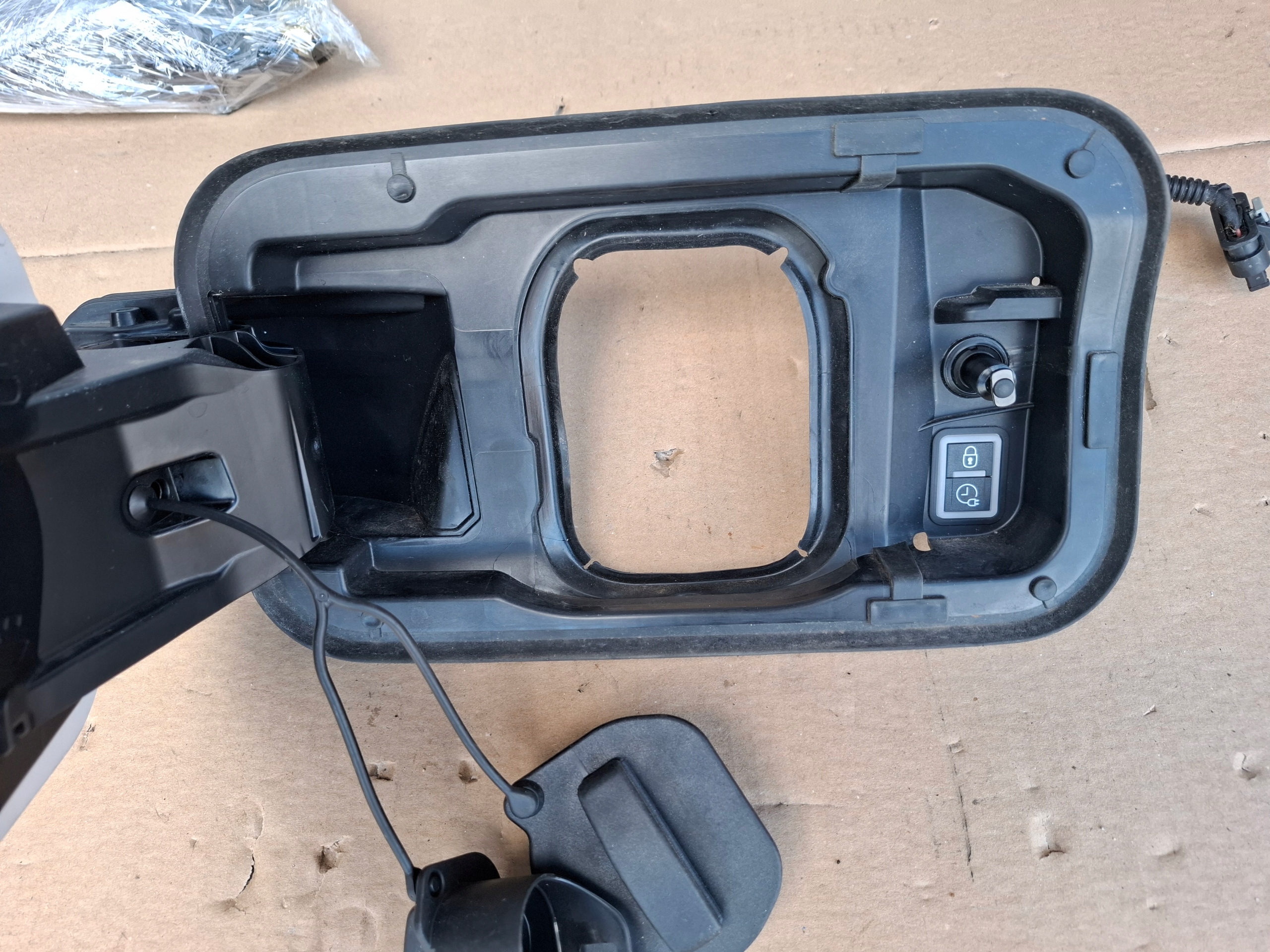 KLAPKA Blende Abdeckung GNIAZDA LADOWANIA CITROEN E-BERLINGO IV 24R EPR