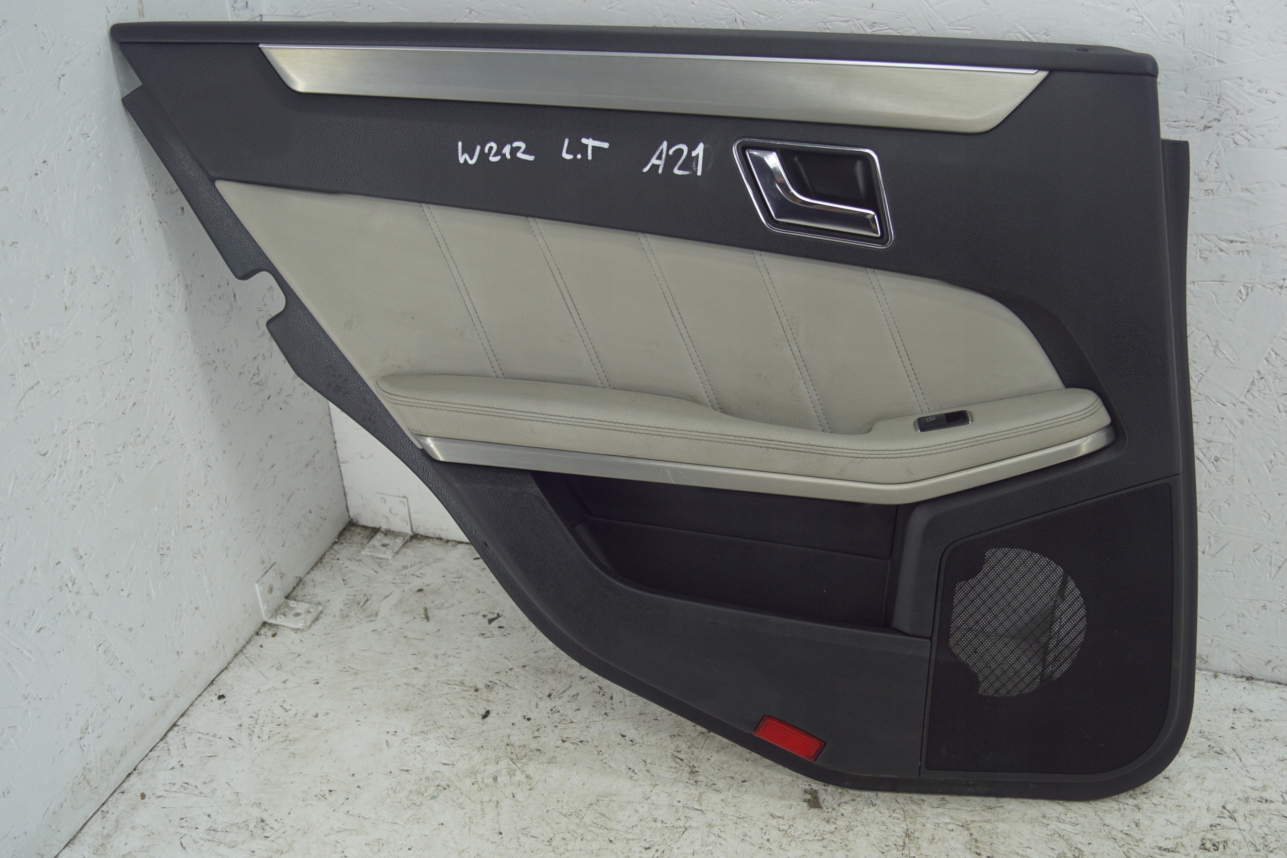 BOCZEK DRZWI LEWY TYŁ MERCEDES E-KLASA W212