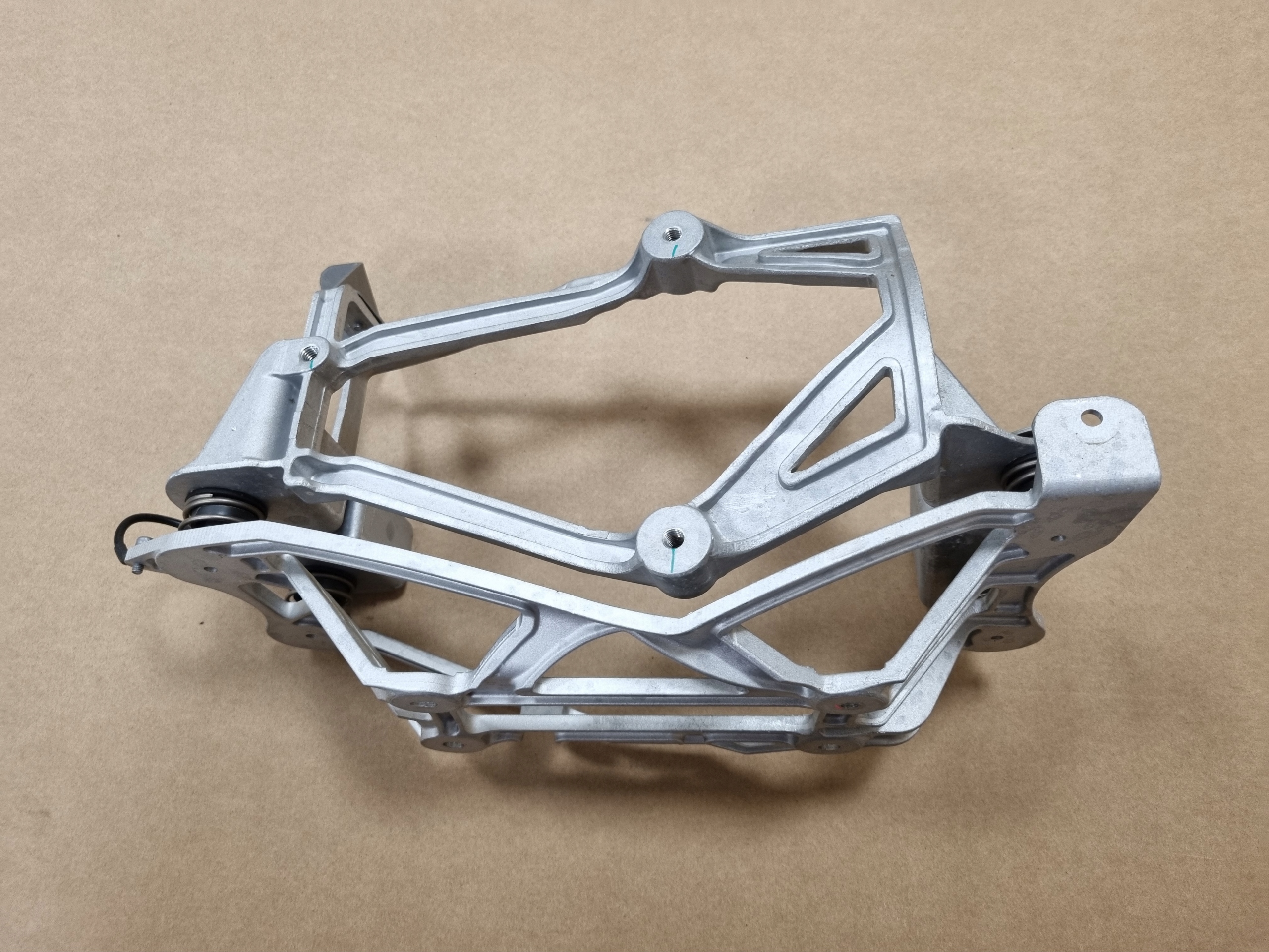 volvo C40 XC40 кронштейн лапа крепление Компрессор кондиционера 32352687