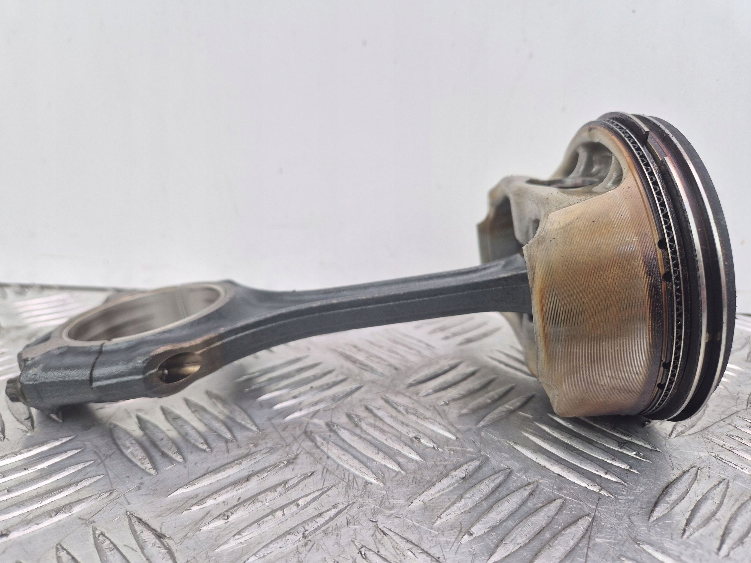 piston with connecting rod Mercedes E500 W212 5.5 V8 098106 M273