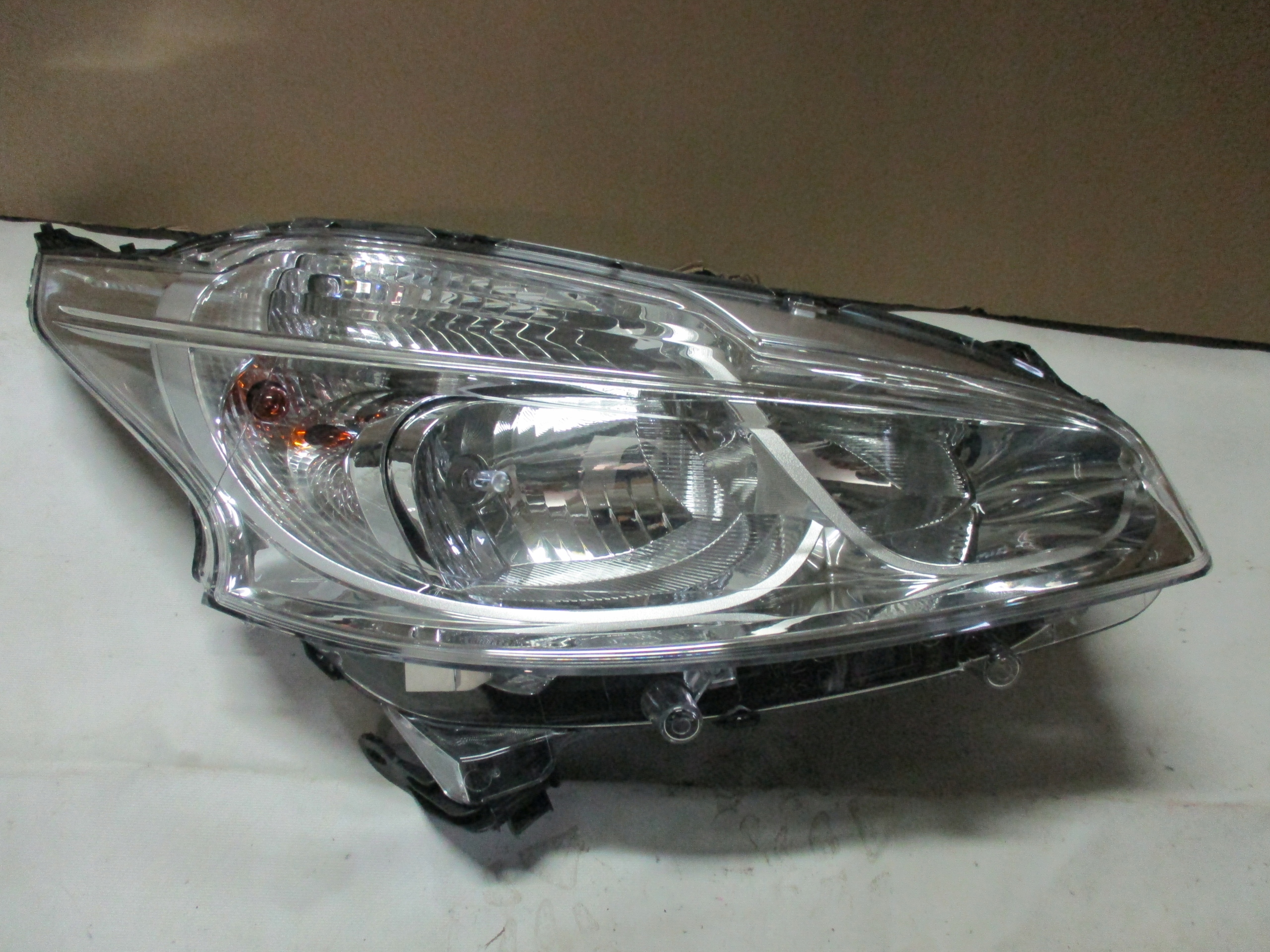 light right front front Peugeot 208 12-19r 9802221280