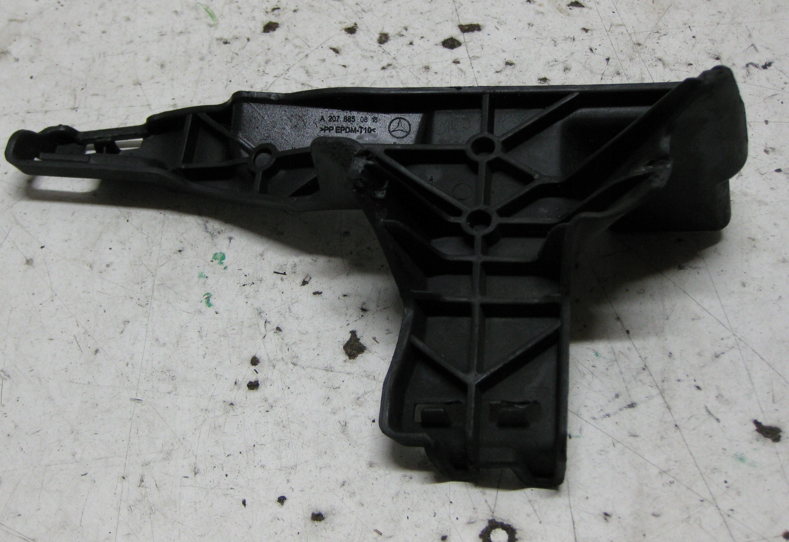MERCEDES W207 3.0 CDI 11R bumper bracket front A2078850816