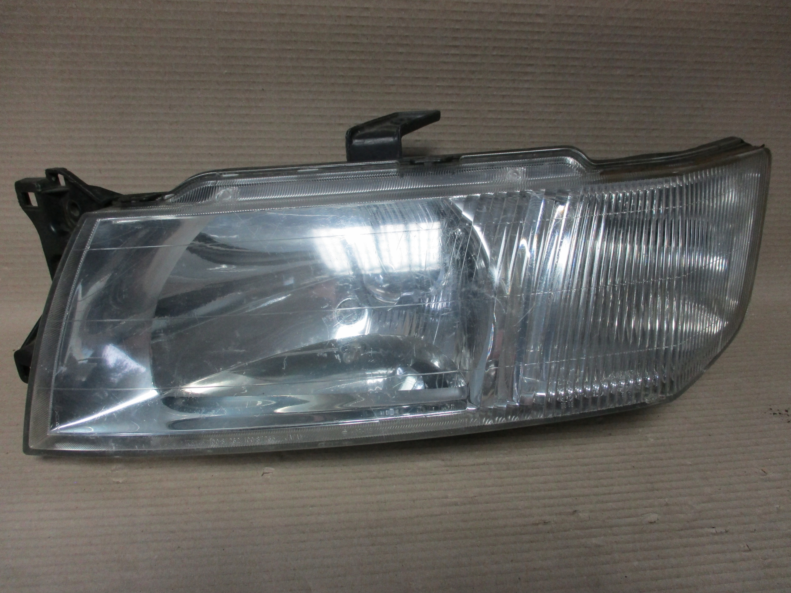 light front left Mitsubishi Space Wagon 98-04
