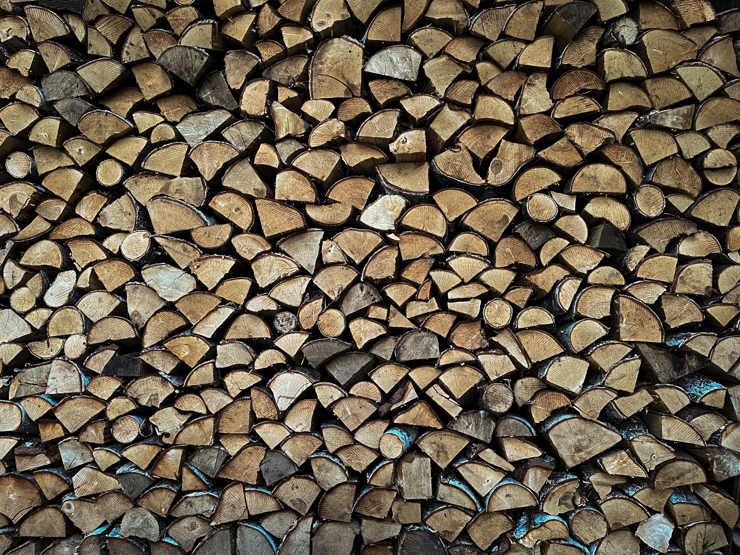 DREWNO DO KOMINKA KOMINKOWE 20 KG DO GRILLA, OGNISKA, WĘDZENIA, OPAŁ, OLCHA Waga produktu z opakowaniem jednostkowym 20 kg