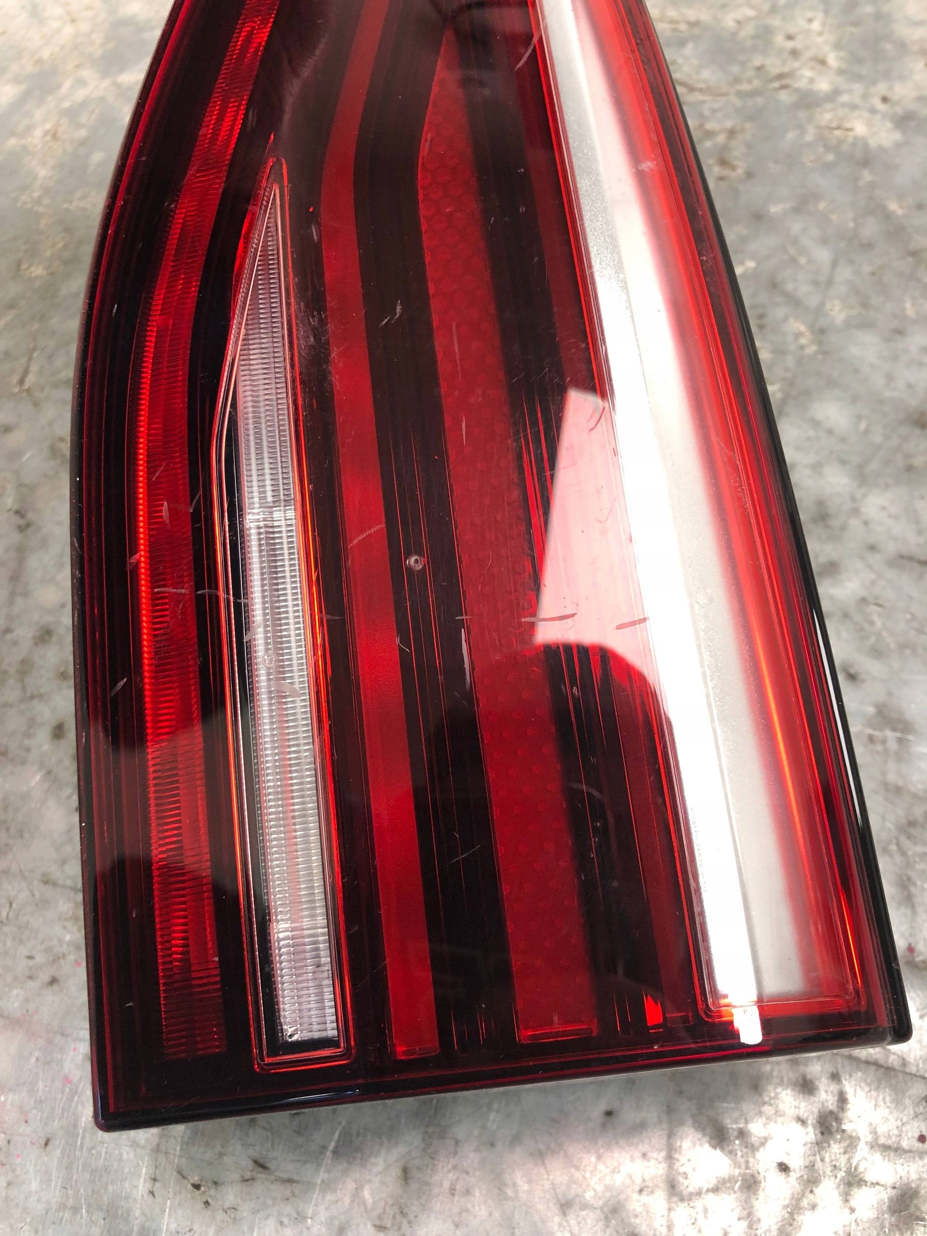 light LED right rear part to the bonnet VW T7 7T0945094B