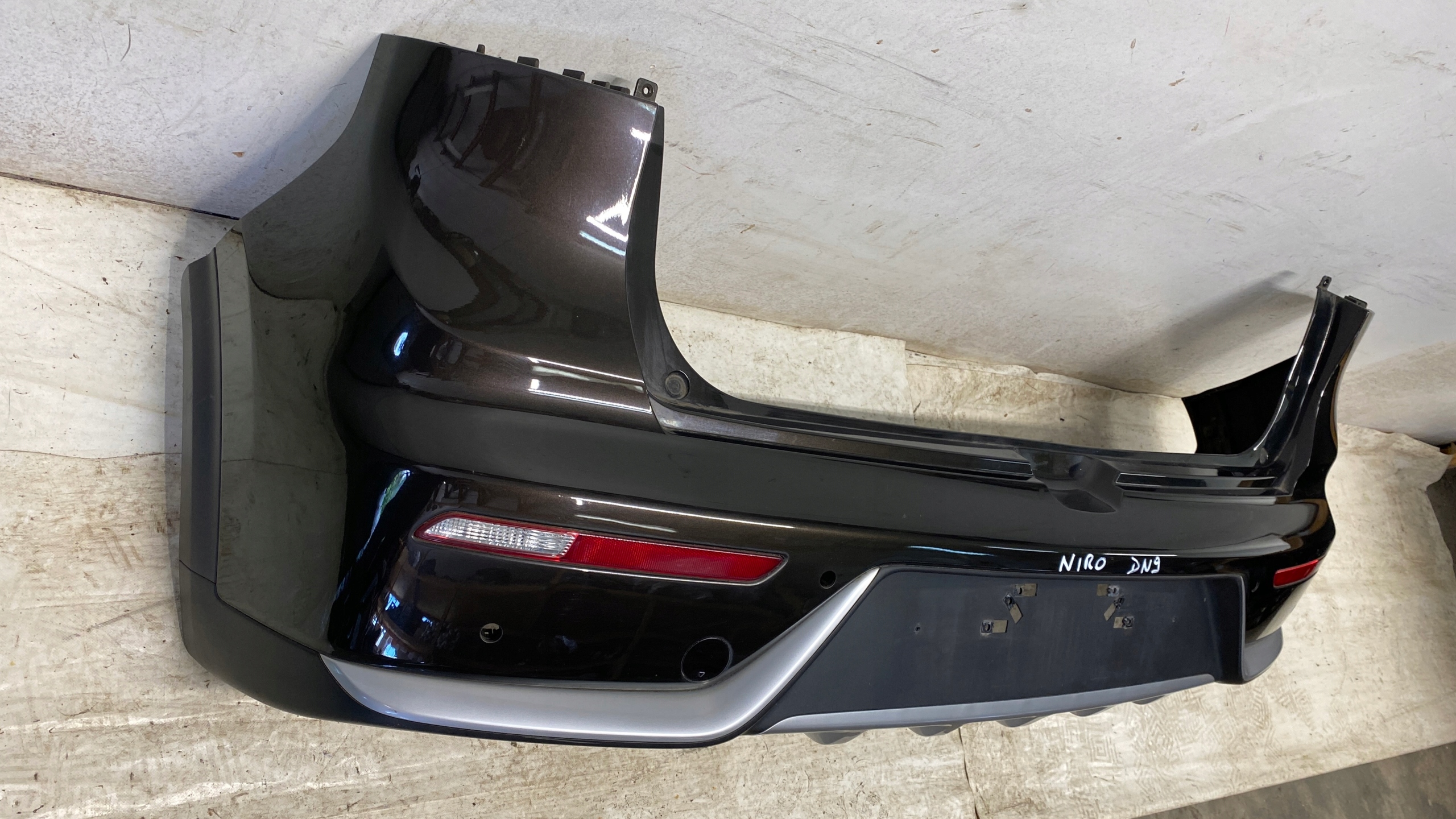 KIA NIRO I ZDERZAK TYŁ TYLNY PDC KOLOR DN9 16- Producent części Kia OE