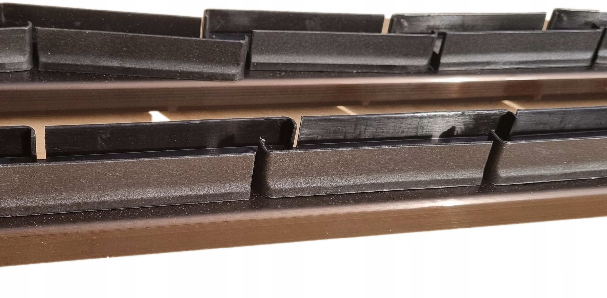 Hliníkovo-plastový vodicí systém žaluzií 109 cm hnědočerný