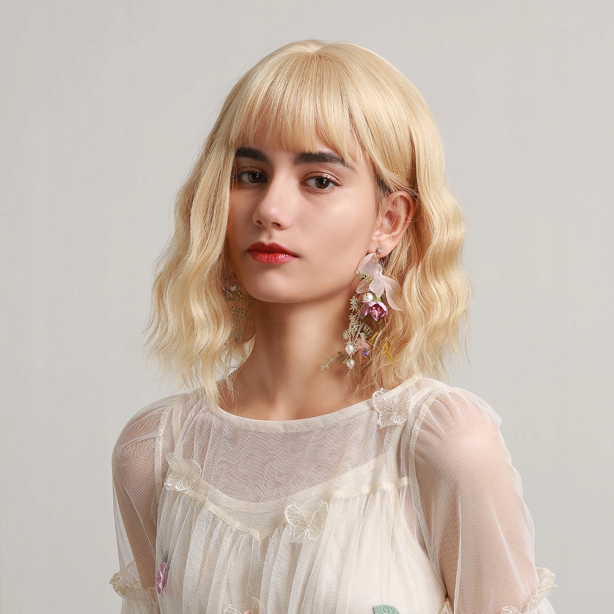 Zářivá blond mikádo paruka Ingrid s ofinou