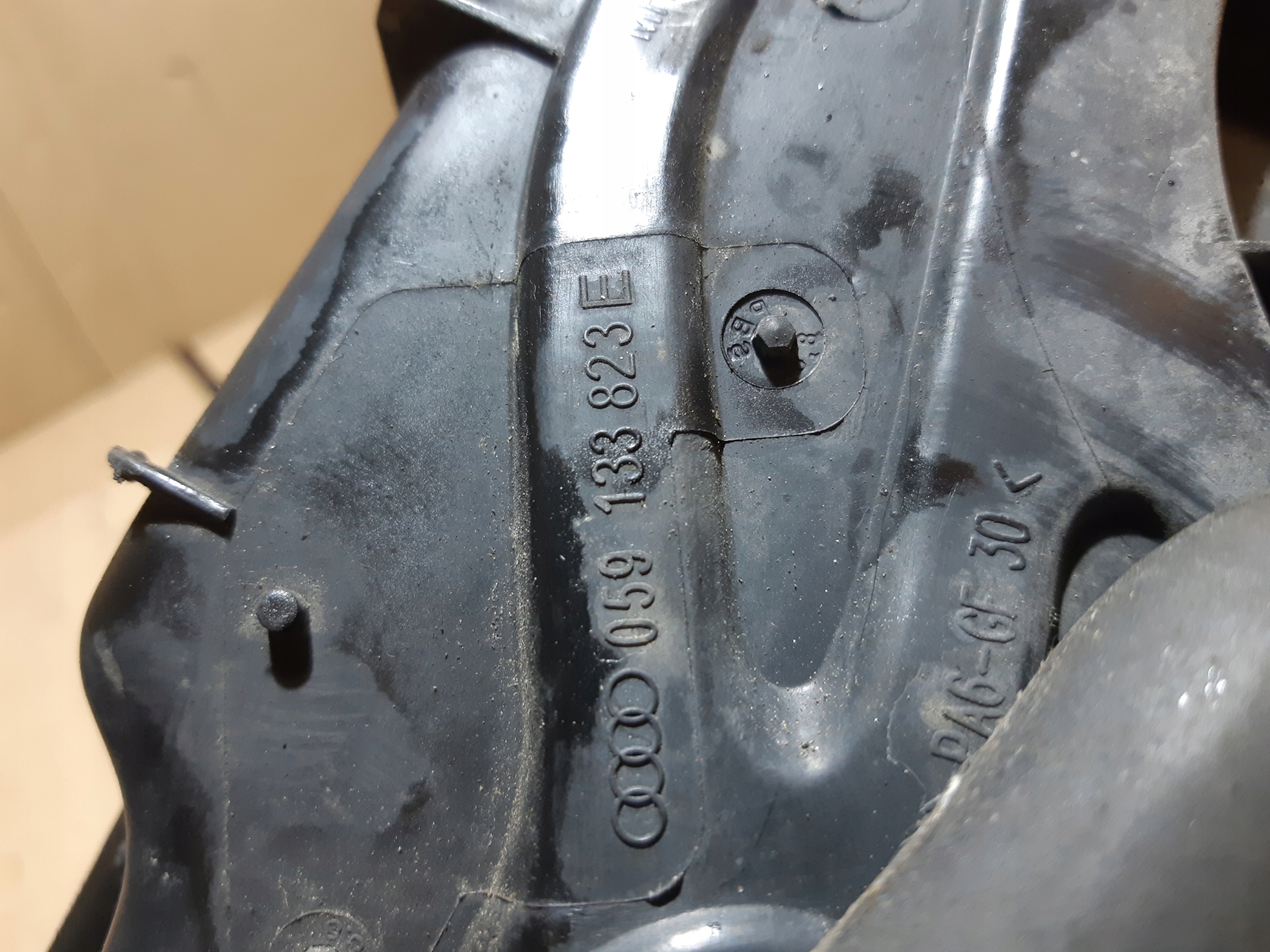 AUDI A8 D3 3.0 TDI cover of a filter, air 059133823E