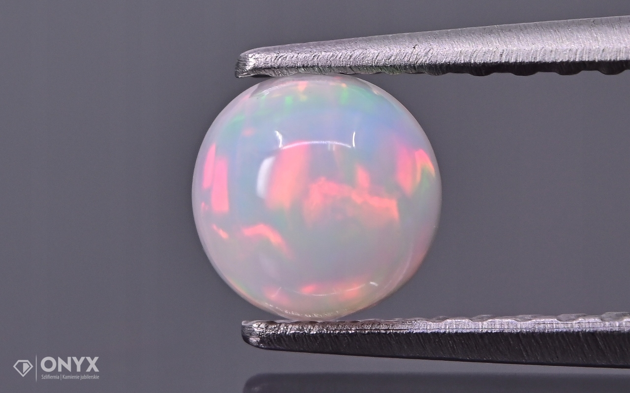 Opál z Etiopie kabošon kulatý fi 5 mm