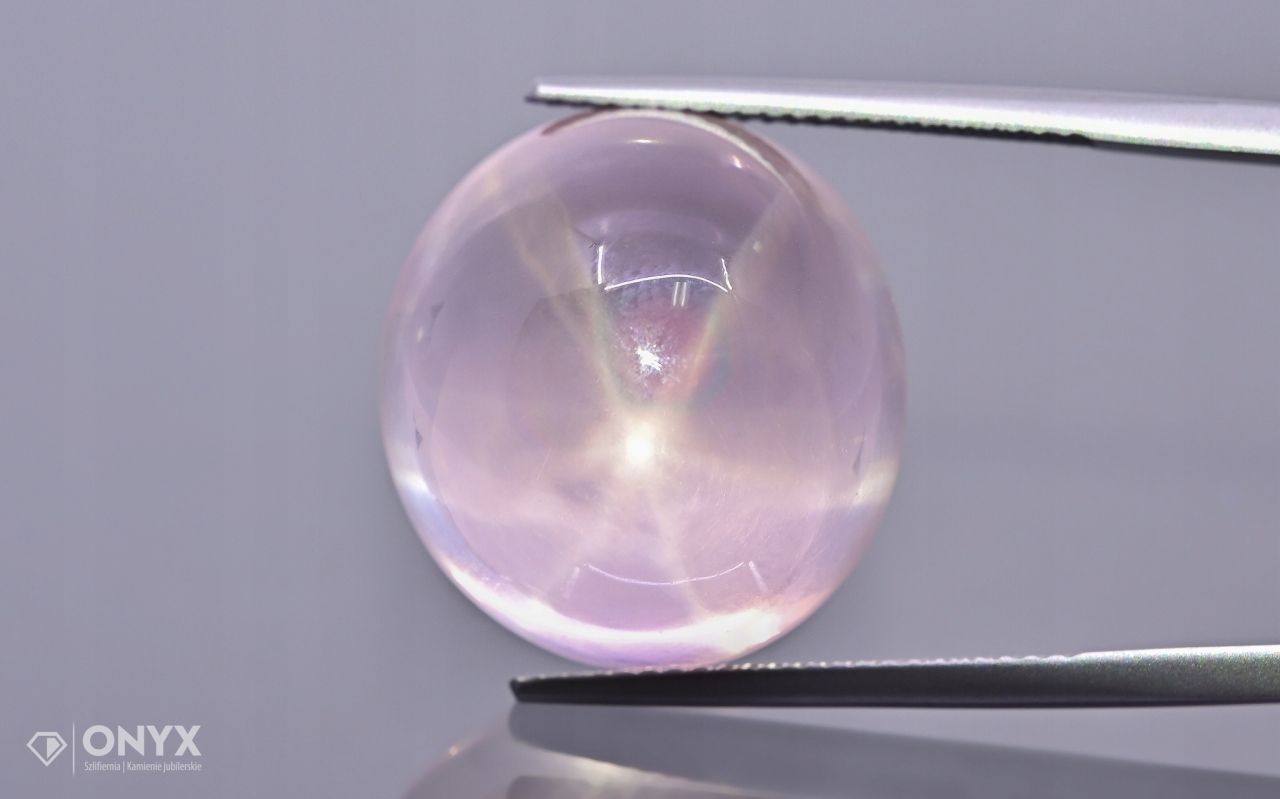 Růženín hvězdicovitý kabošon ovál 19x18 mm