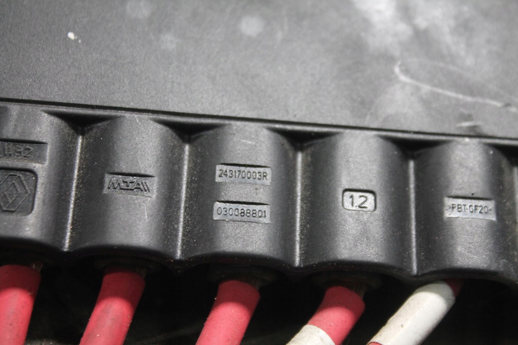 BORNE MODULE FUSIBLES 243170003R MEGANE III