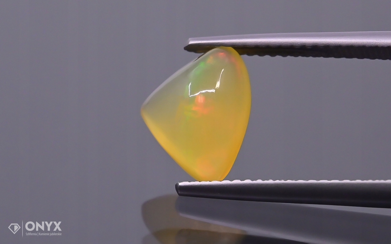 Opál z Etiopie kabošon nepravidelný 11x8,5 mm