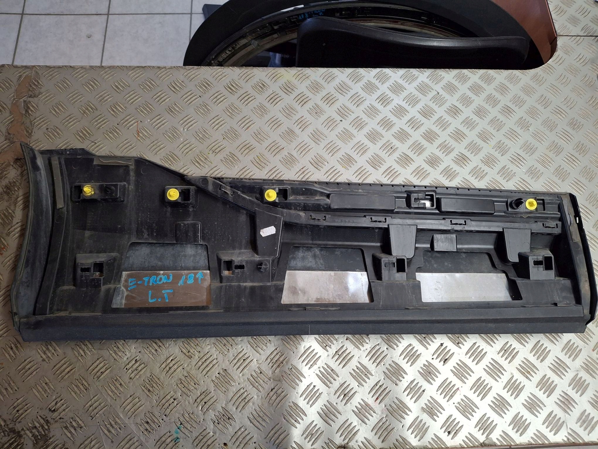 LITWA for door right rear. AUDI E-TRON 2018R->