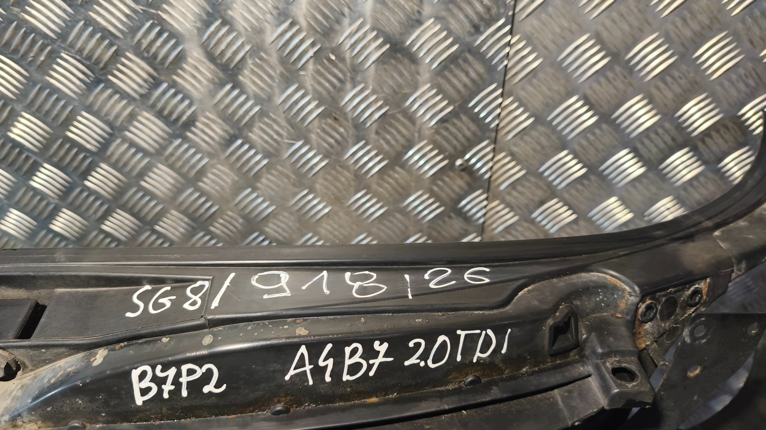 vezni lim prednji AUDI A4 B7 2007r 2.0TDI
