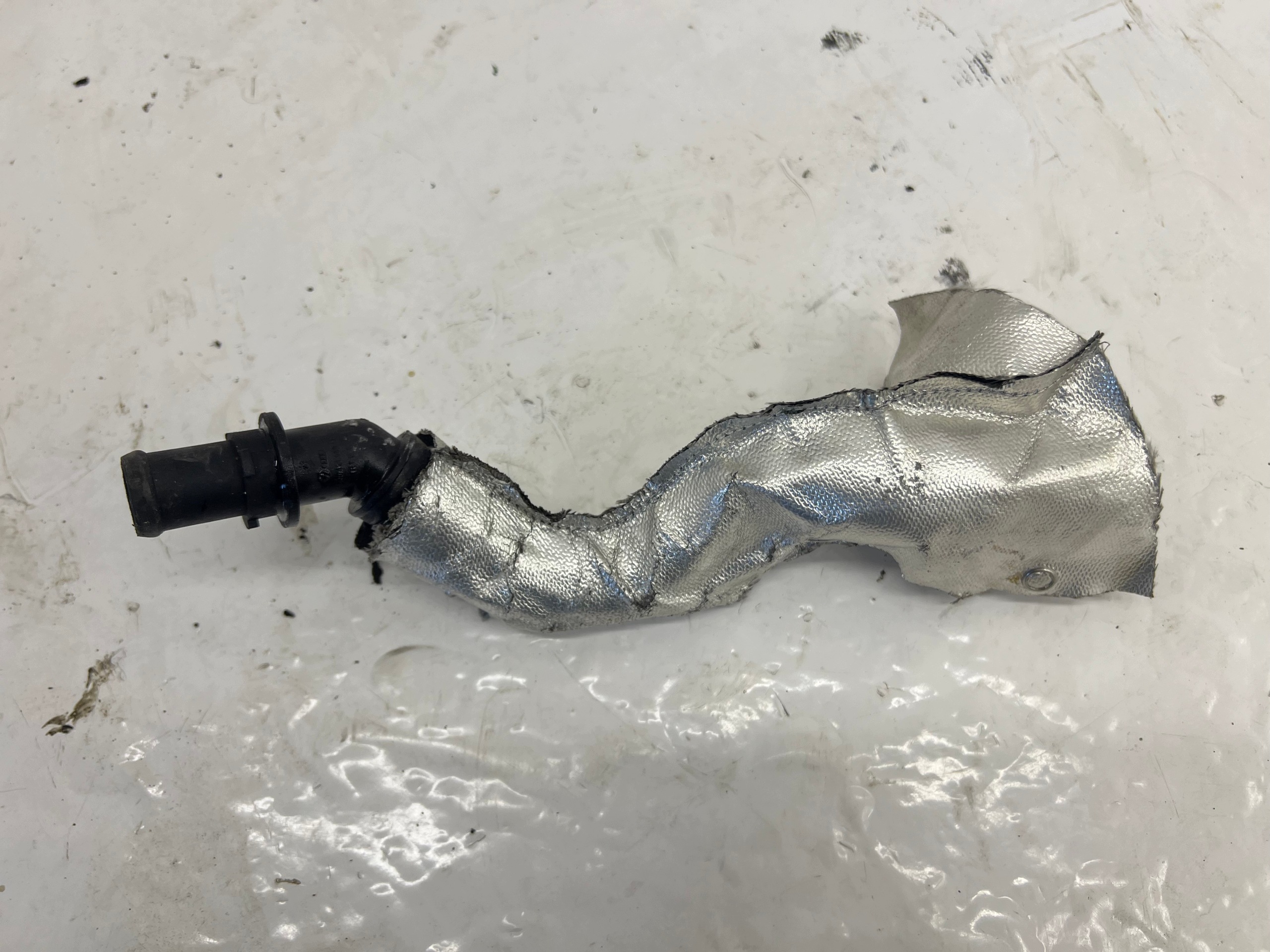 AUDI A4 B9 2.0 TFSI prijenos cijev vode 8W0819334F 1K0122291CB