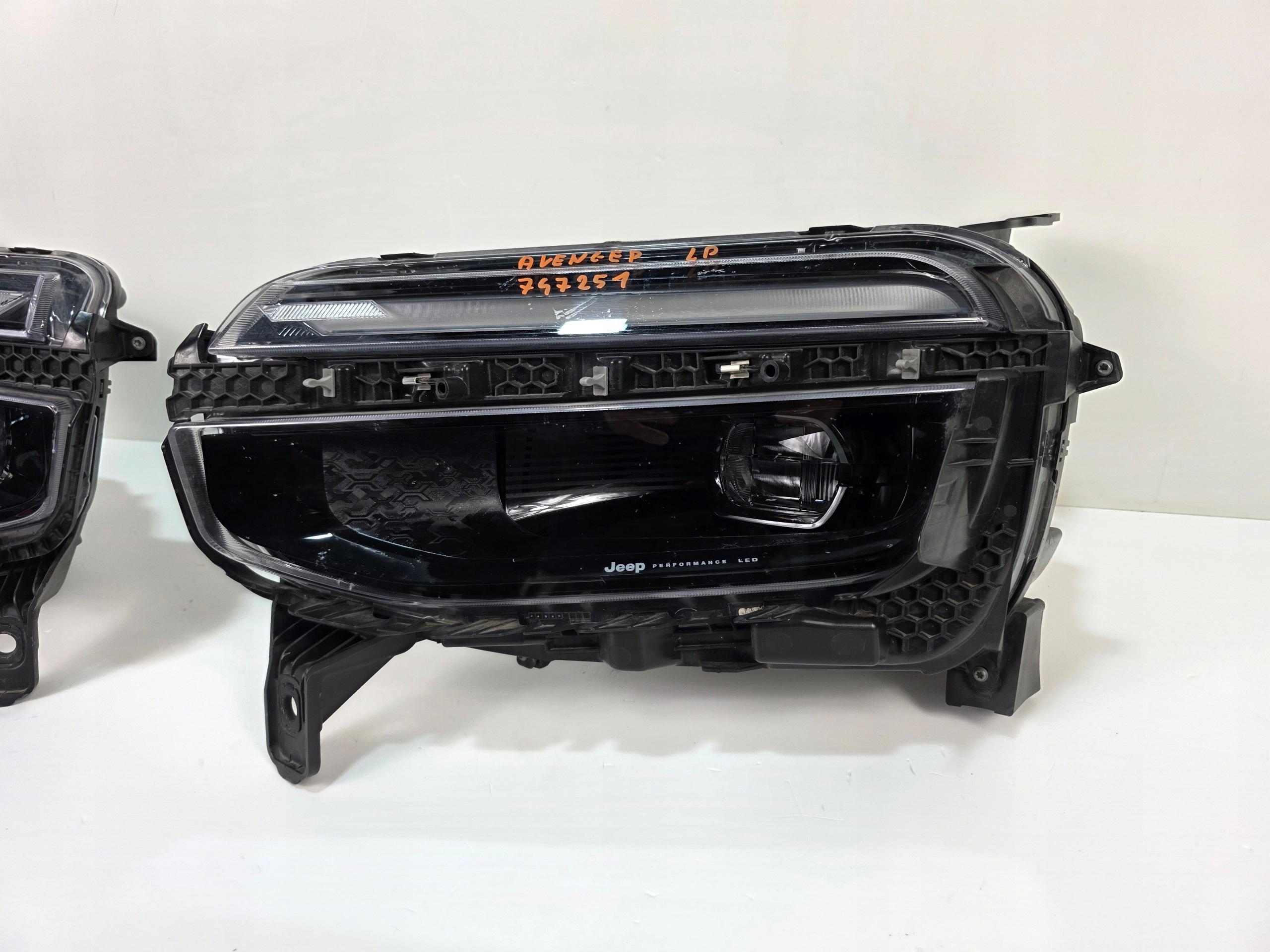lights front FULL LED JEEP AVENGER L747251 L747250