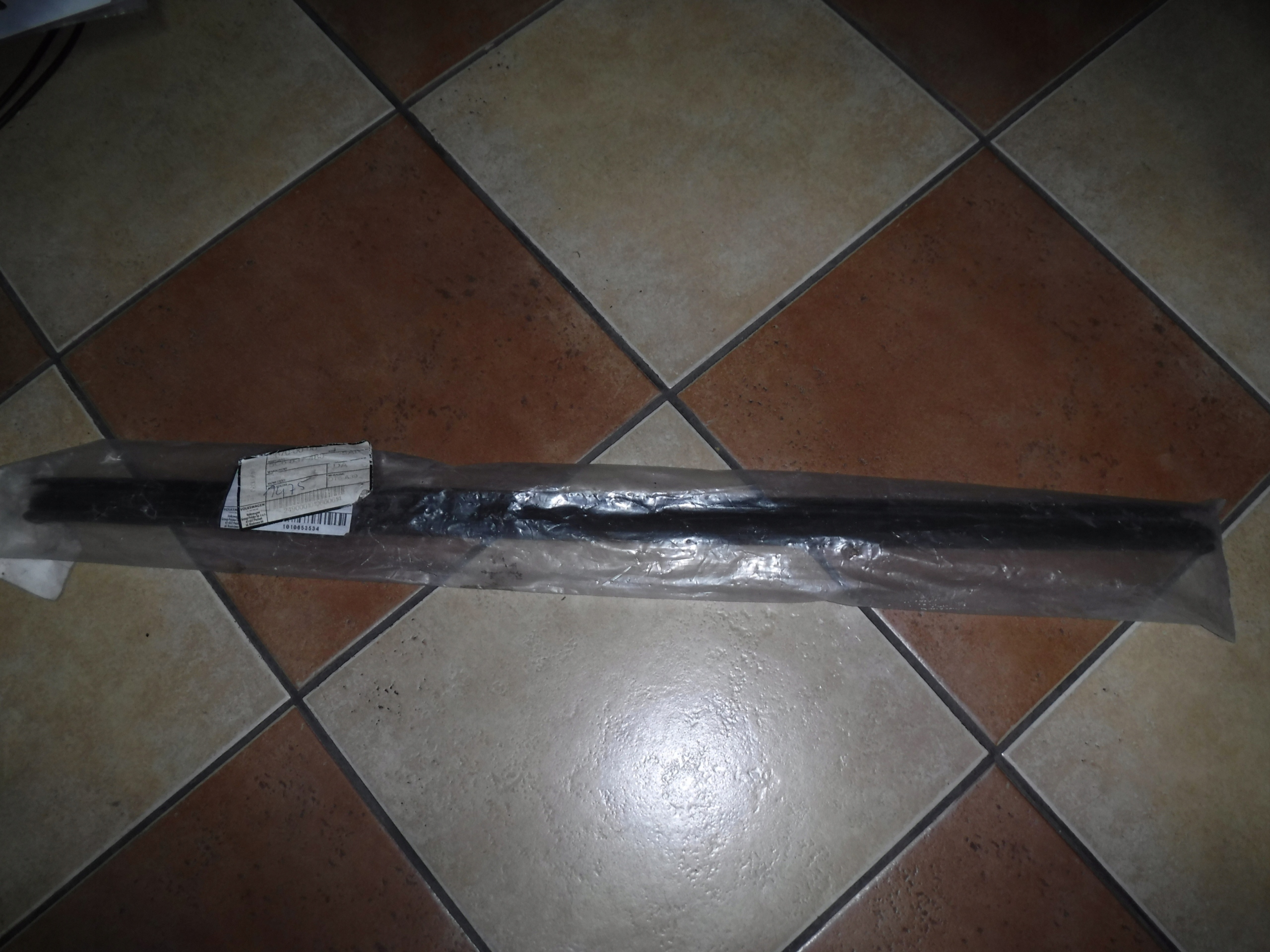 LISTWA ZGARNIAJĄCA SZYBYVW JETTA 5C6837480