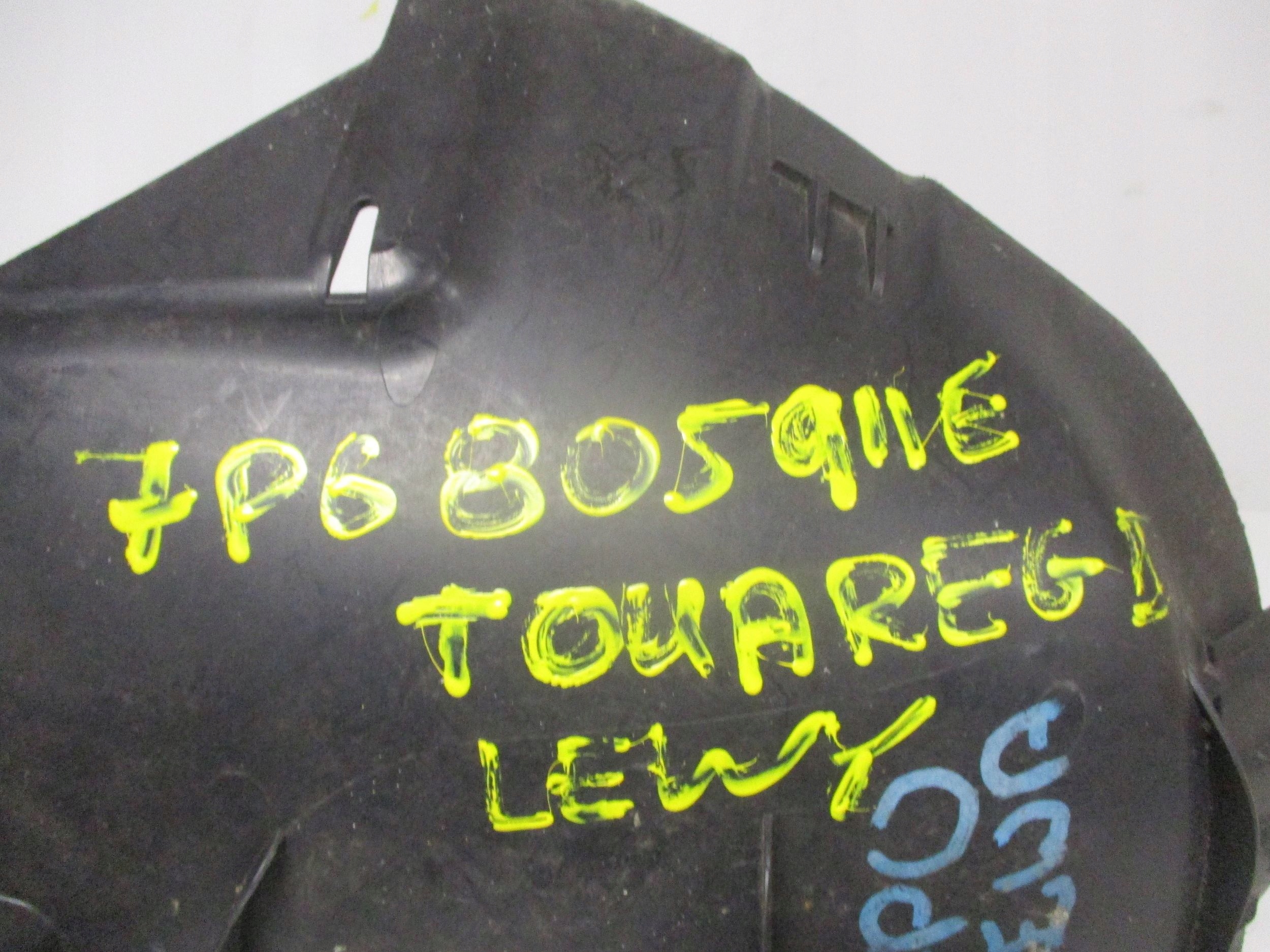 mudguard front left VOLKSWAGEN TOUAREG II 7P6805911E