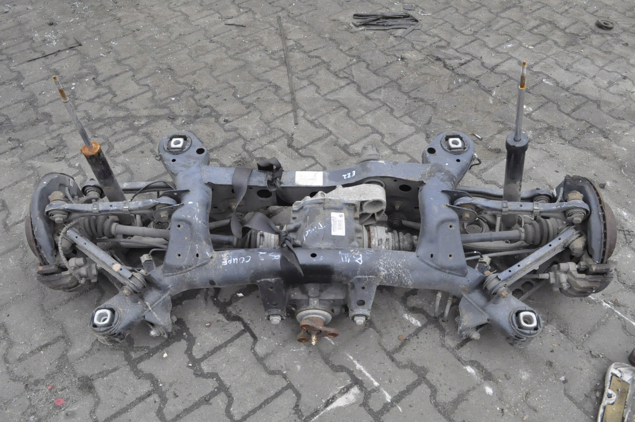 BMW E82 2.0D ZAWIESZENIE BELKA TYŁ + PÓŁOSIE + MOST 7598855 3.07