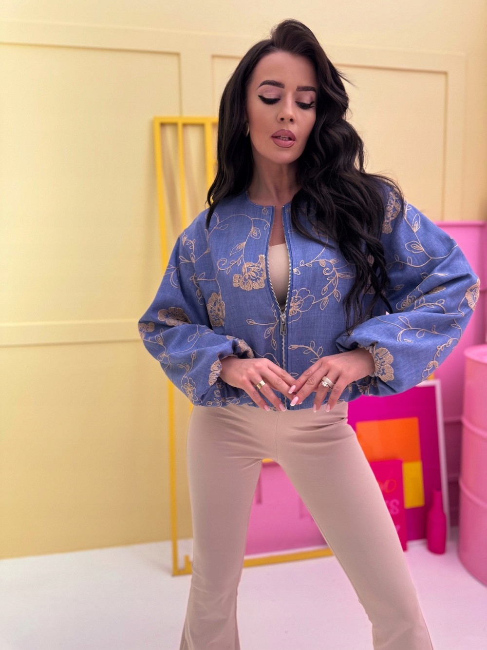 Bunda bomber na podšívce s výšivkou jeans Addy bufiaste rukávy One size