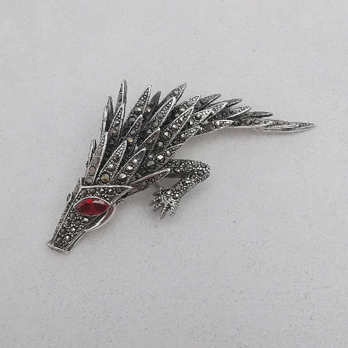 brož z markazitu s dikobrazem a granátem