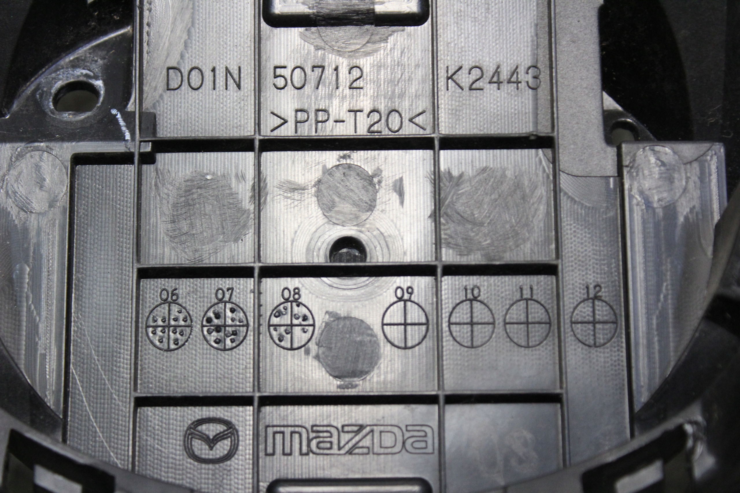 mazda oe D01N50712 решетка радиатора