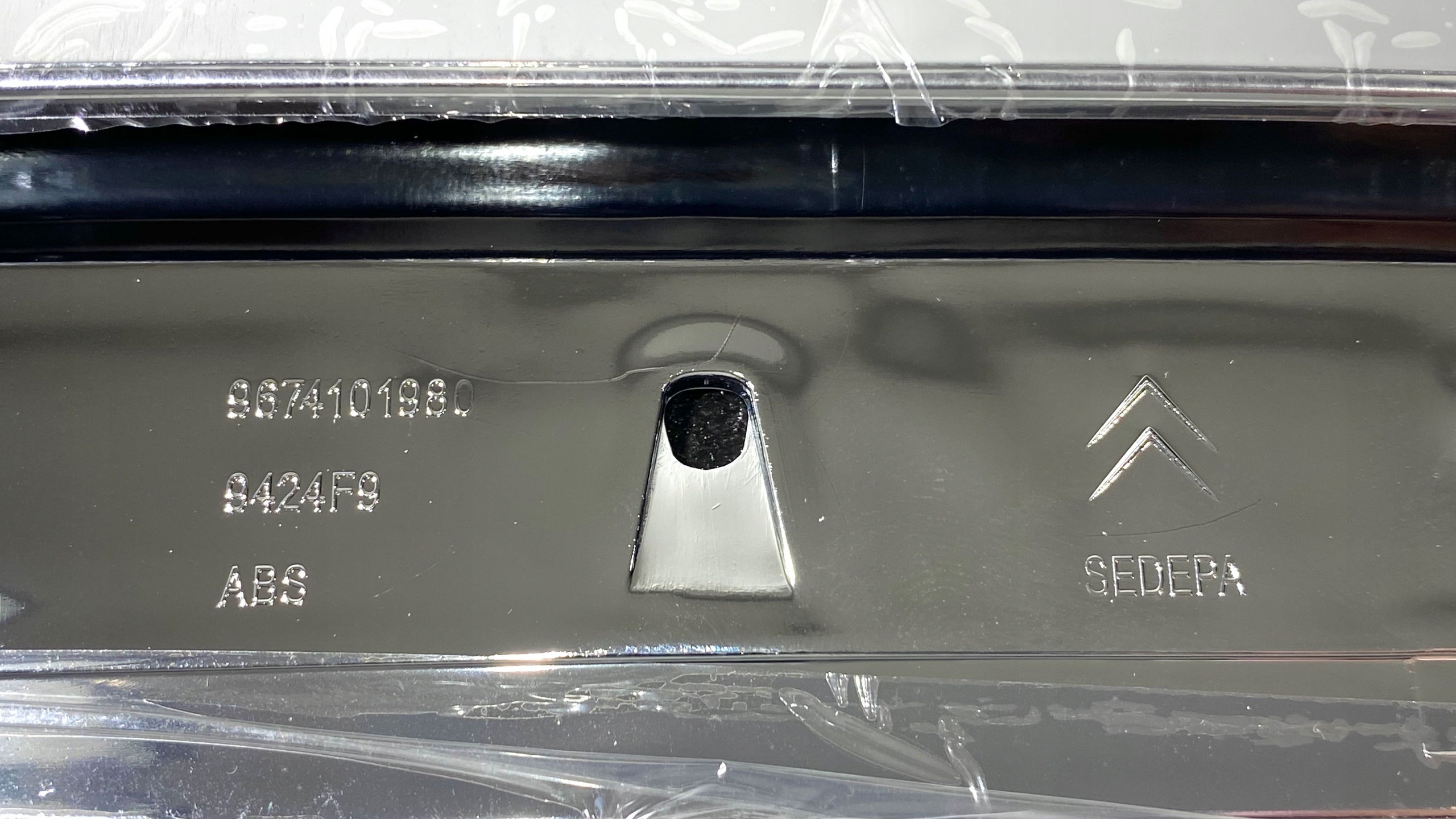 LISTWA TABLICY REJESTRACYJNEJ CITROEN DS3 Installation side Rear