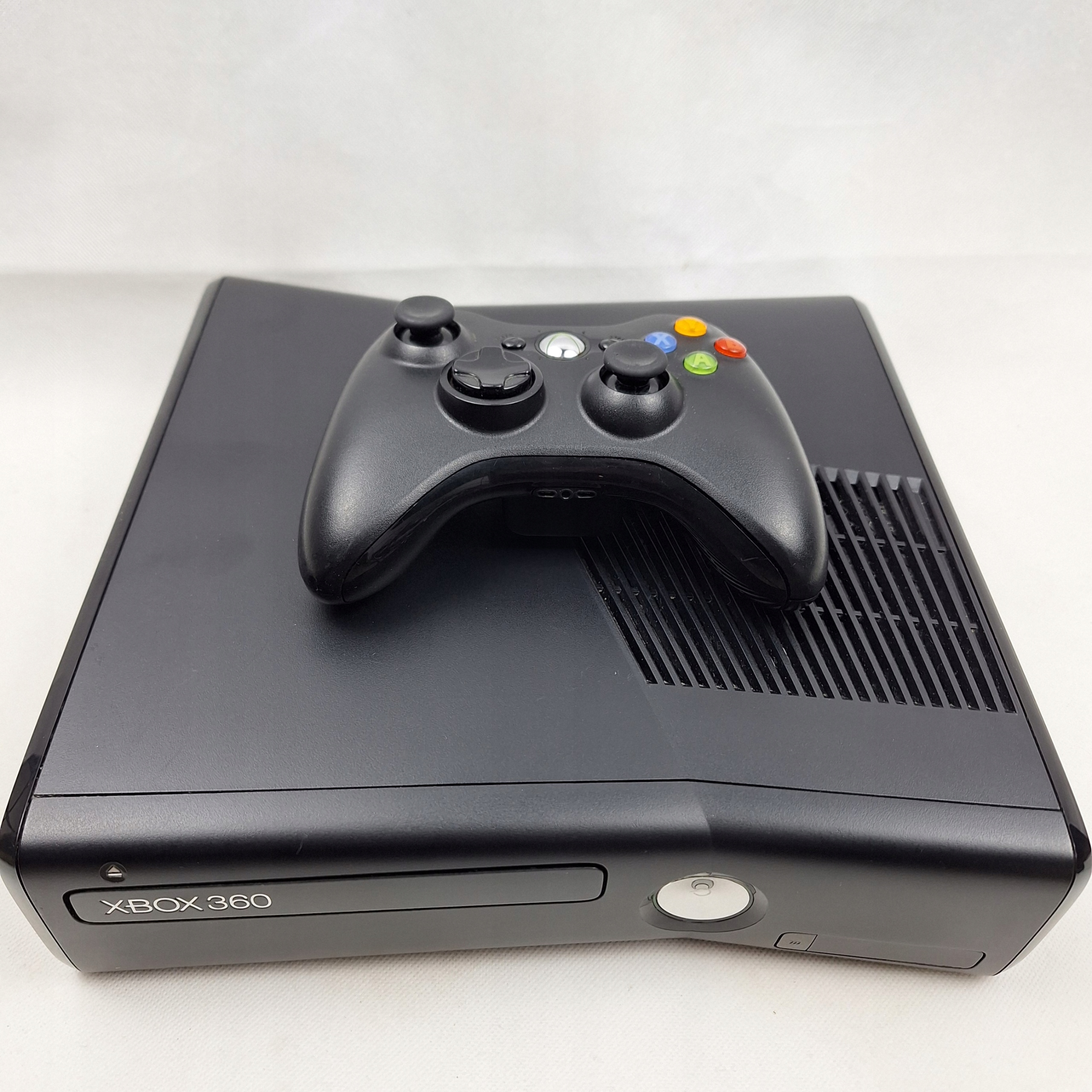 KONSOLA XBOX 360 SLIM S 4GB CZARNA ORYGINALNY PAD GRA GRATISY NA START Wysokość produktu 19 cm