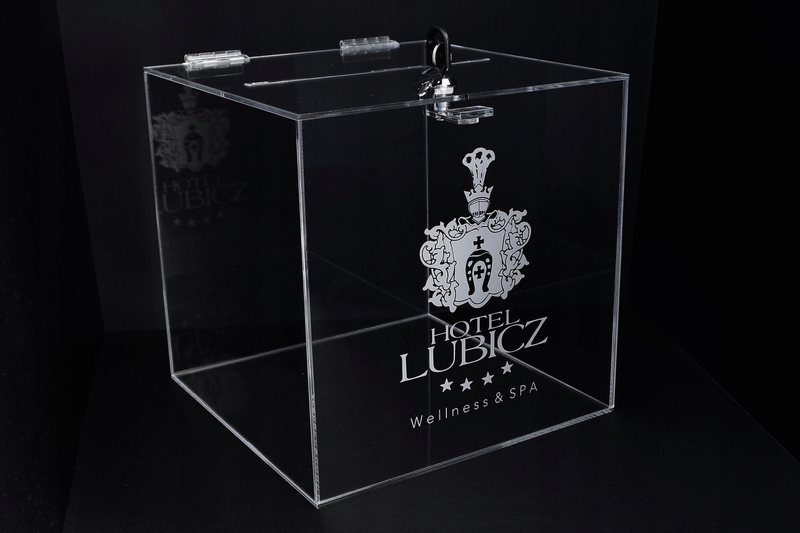 Skarbonka - Urna - z plexi - 10x10x15 cm + grawer Rodzaj skarbonka