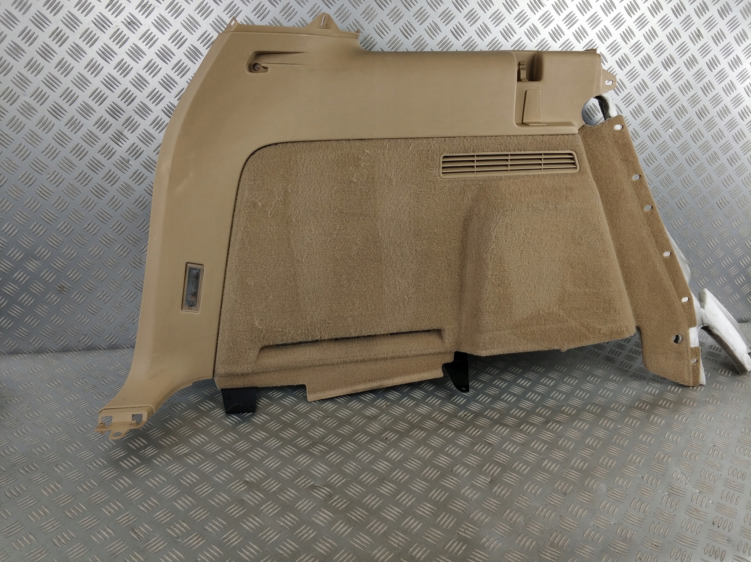 7L6867037 - обивка бекона багажника левый VW TOUAREG 7L LIFT