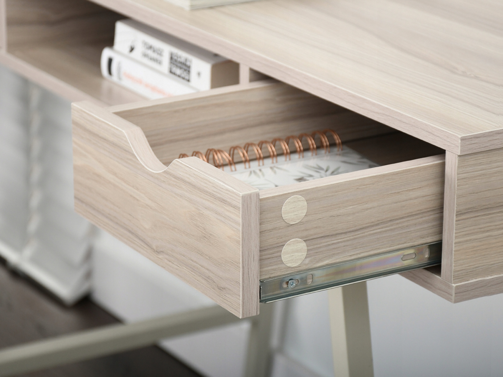 ELEGANCKIE BIURKO Z DWIEMA SZUFLADAMI GAVLE JESION BEŻ NA KREMOWYM STELAŻU Wysokość mebla 77 cm