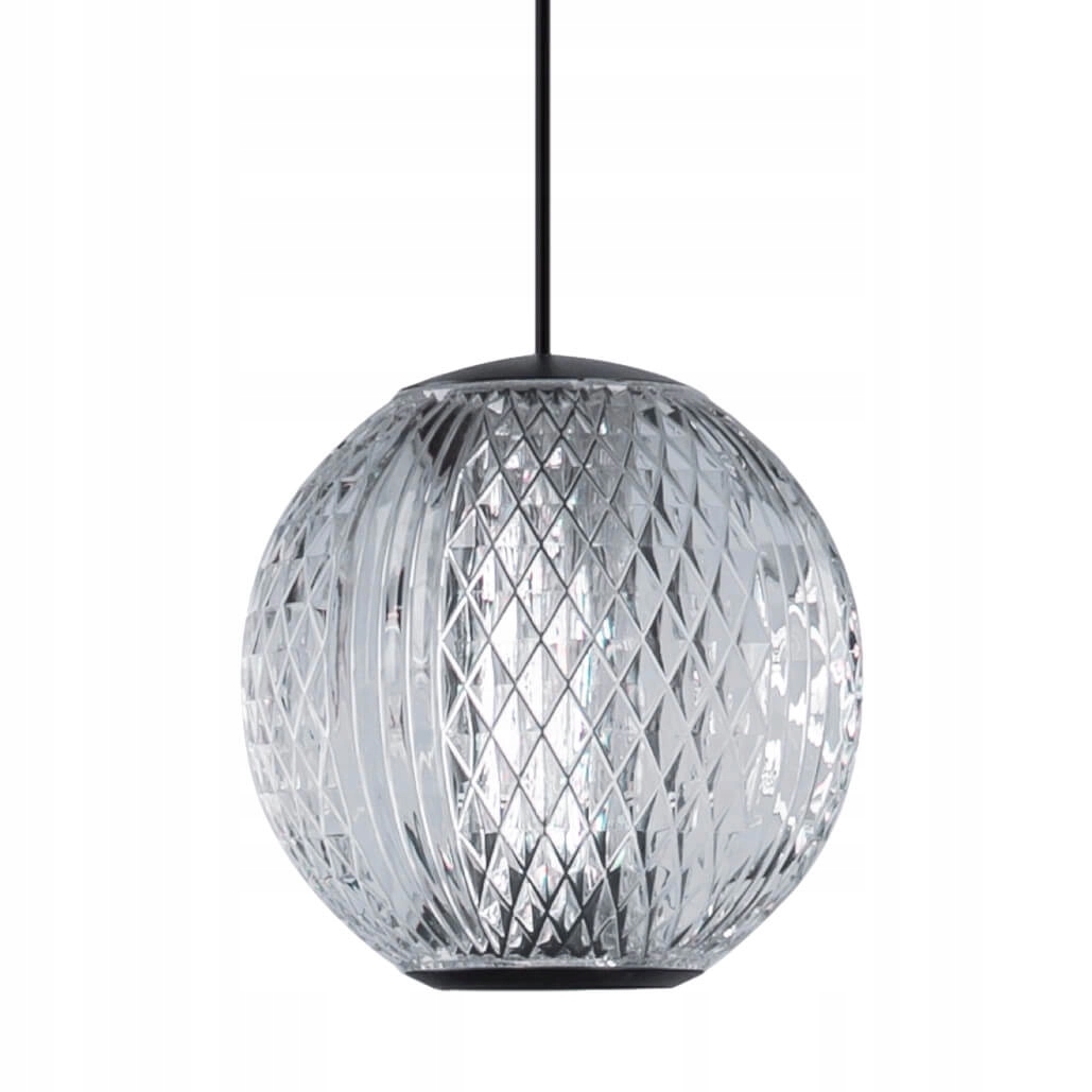 Minimalistický převis zakončený akrylovou koulí s ozdobami nad ostrovem Edem