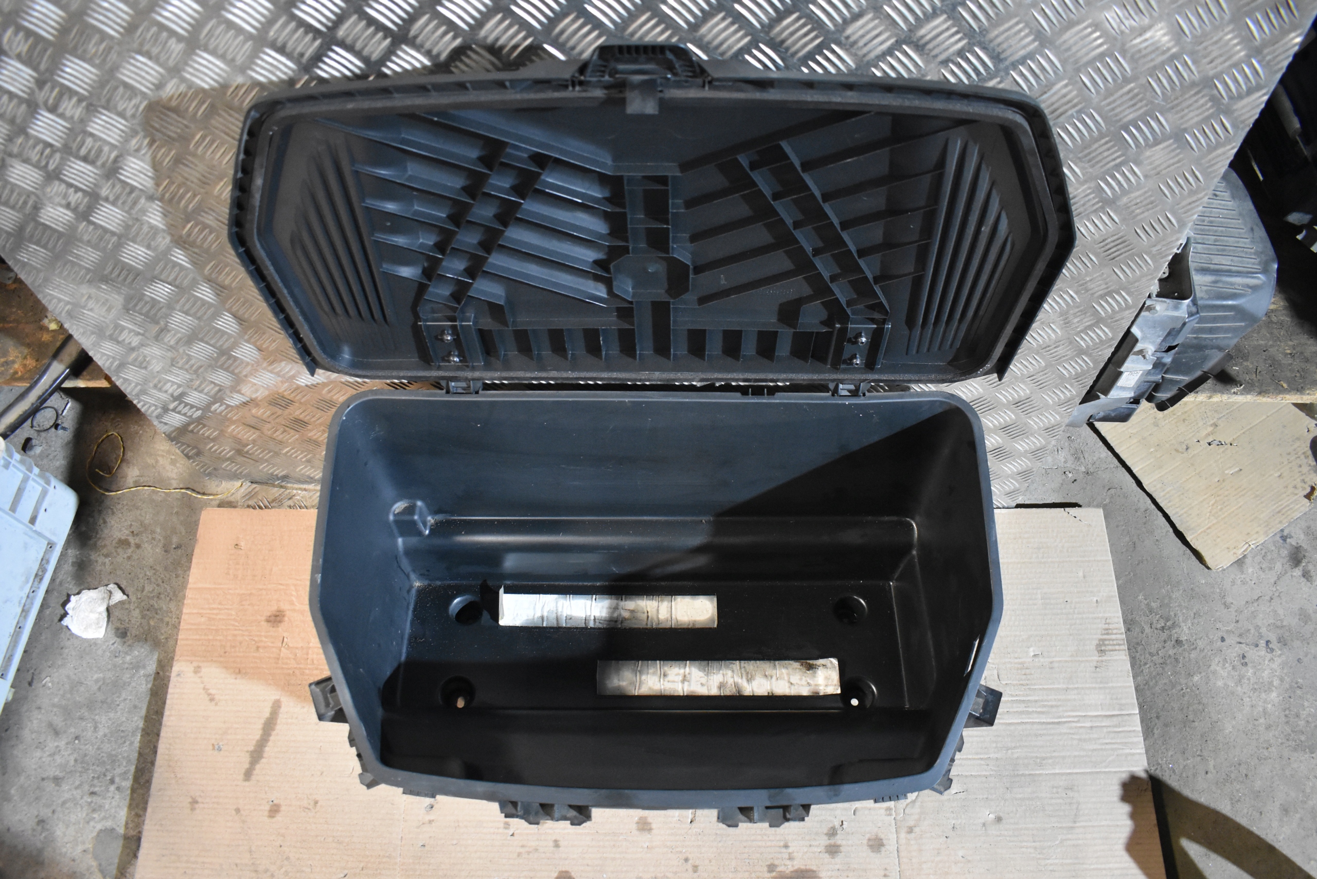 perfect condition sump boot floor well AUDI GT E-TRON 1 9