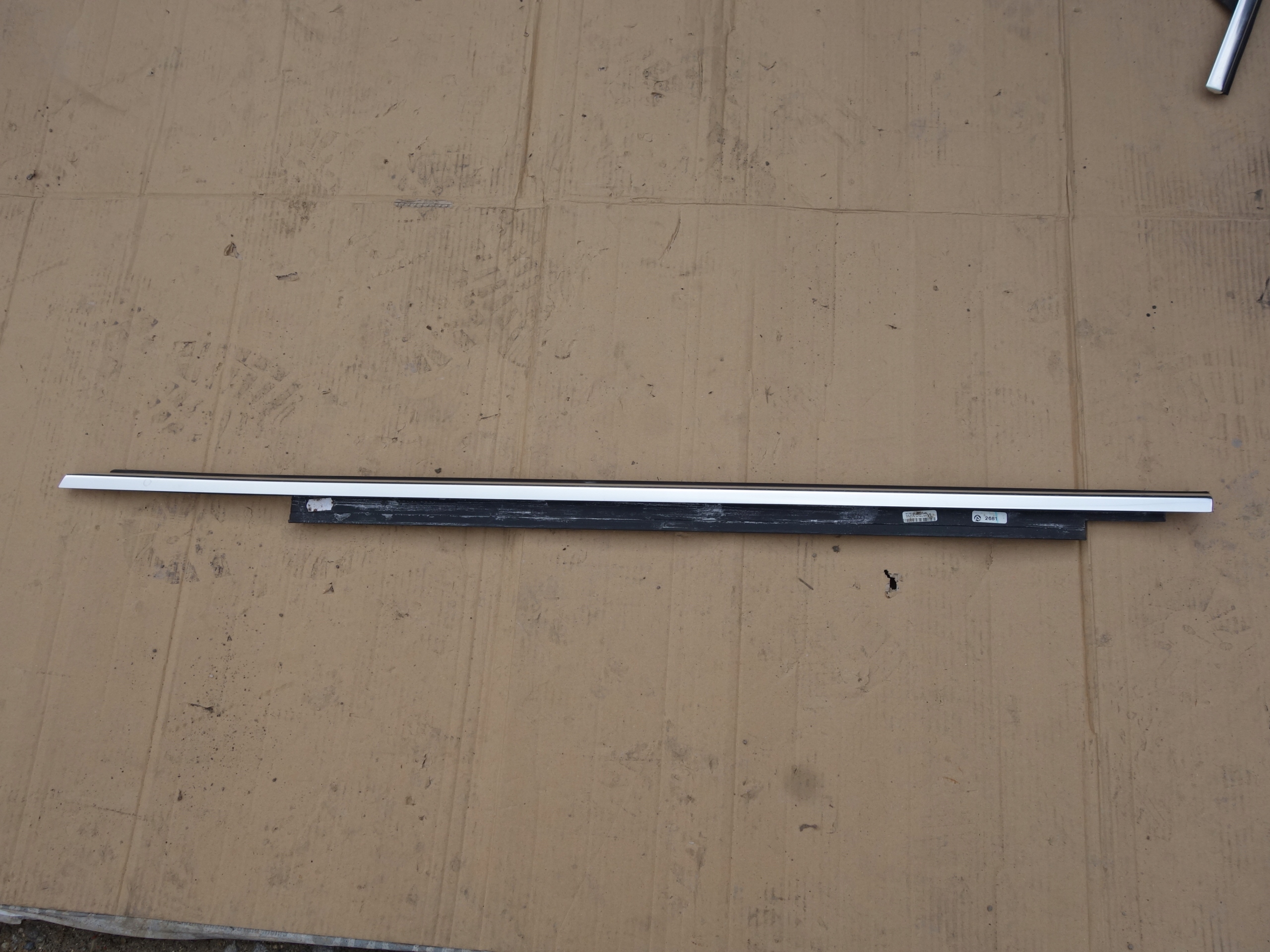 LISTWA ZGARNIAJĄCA DRZWI AUDI Q3 8U0 LEWY PRZÓD CHROMOWANA