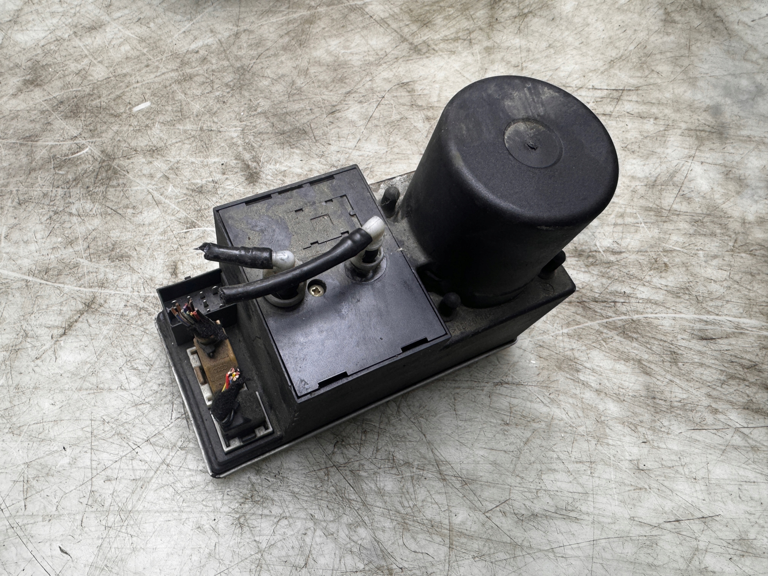 Pompka zamka centralnego AUDI A3 A4 8D0862257