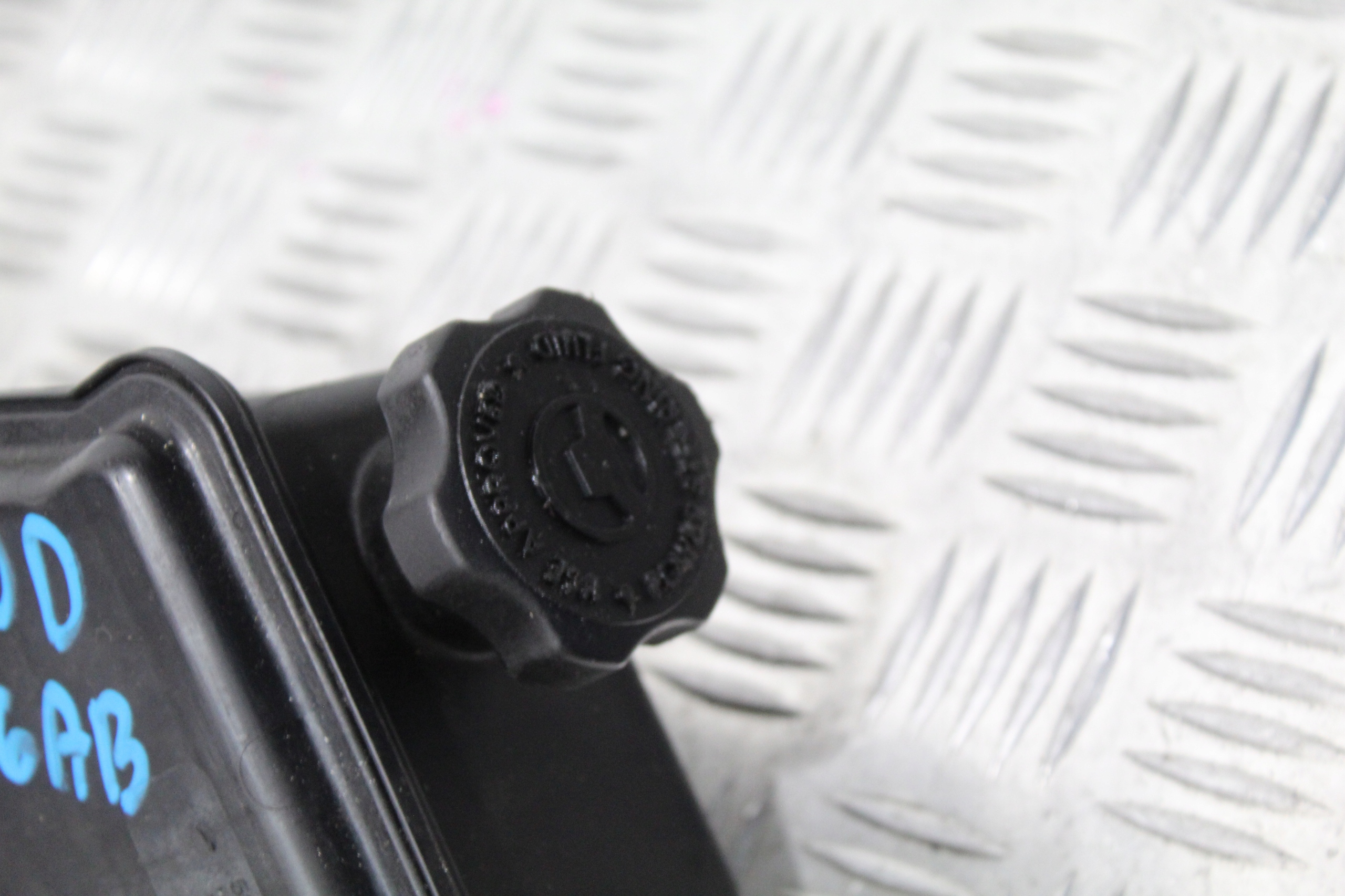 52124136AB - БАЧОК ГИДРОУСИЛИТЕЛЯ JEEP GRAND CHEROKEE WK