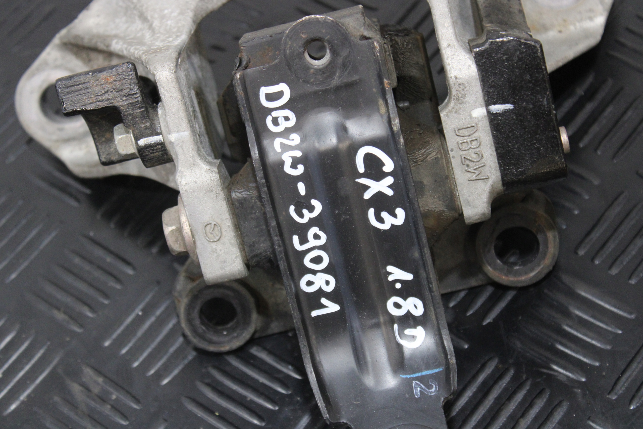 holder engine mount DB2W-39081 MAZDA CX3 CX-3 LIFT