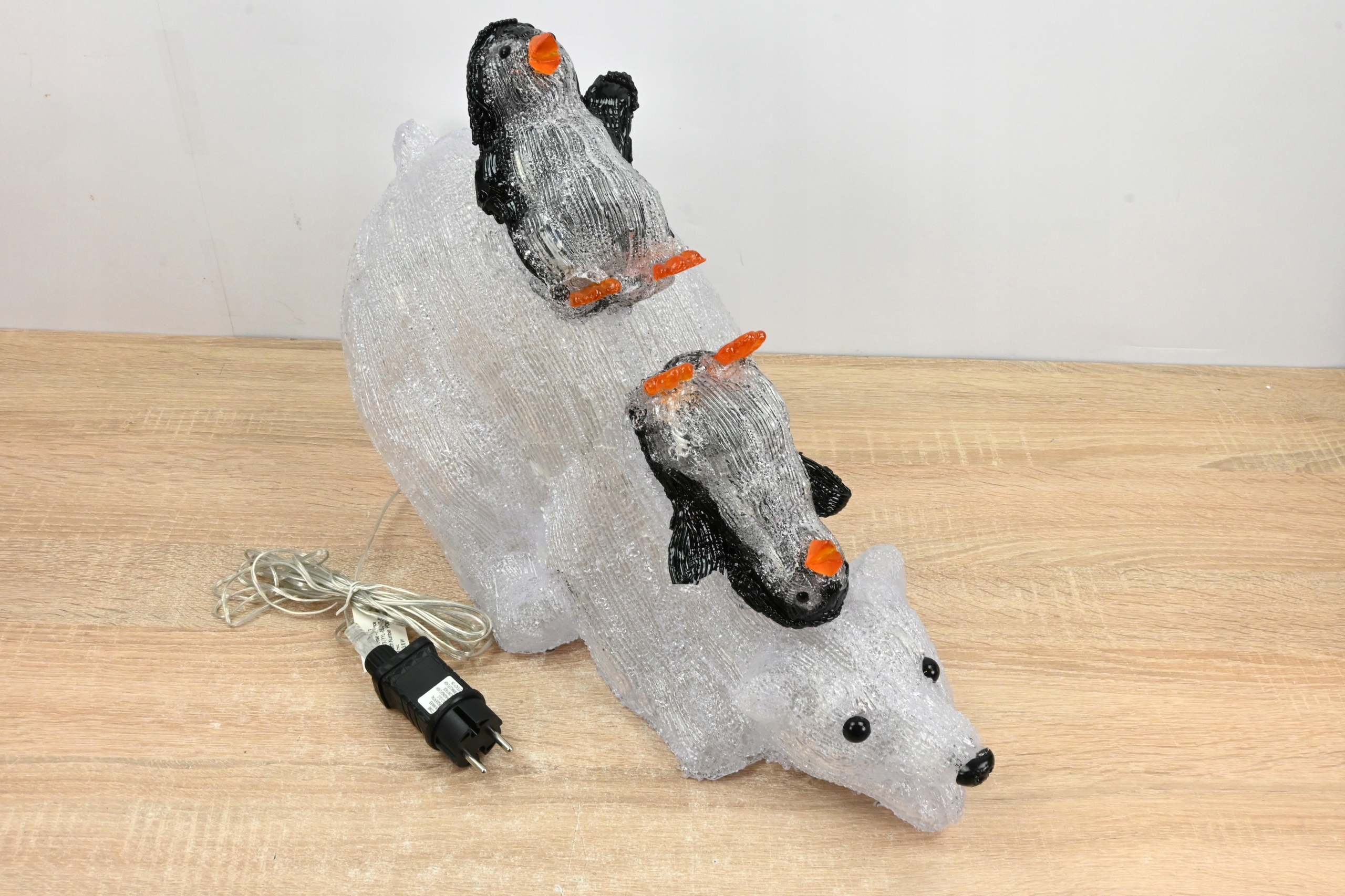 OZDOBA ŚWIĄTECZNA NIEDŹWIEDŹ Z PINGWINAMI 80 LED BOŻE NARODZENIE EAN (GTIN) 3560238354070