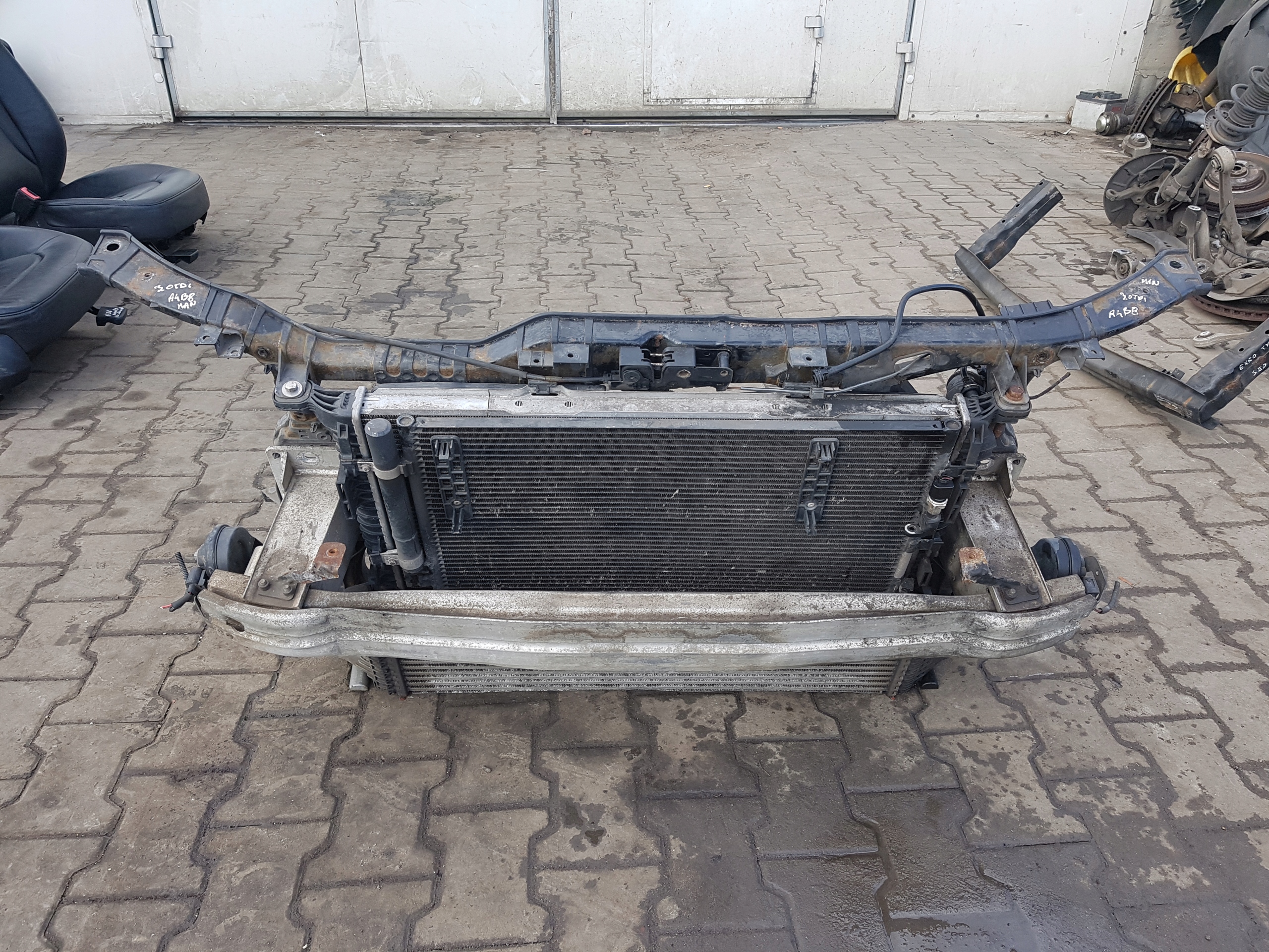 AUDI A4 B8 08r- 3.0 TDI PAS PRZEDNI CHŁODNICE
