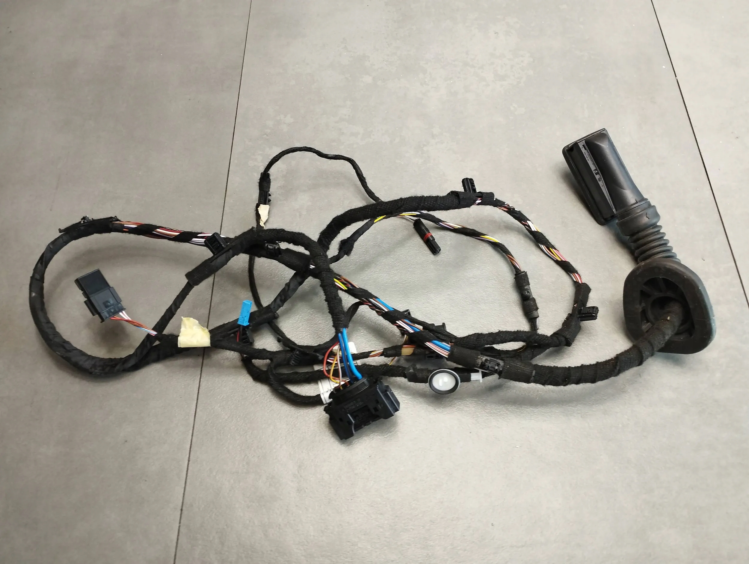 BMW X1 F48 bundle door right rear part 6840096