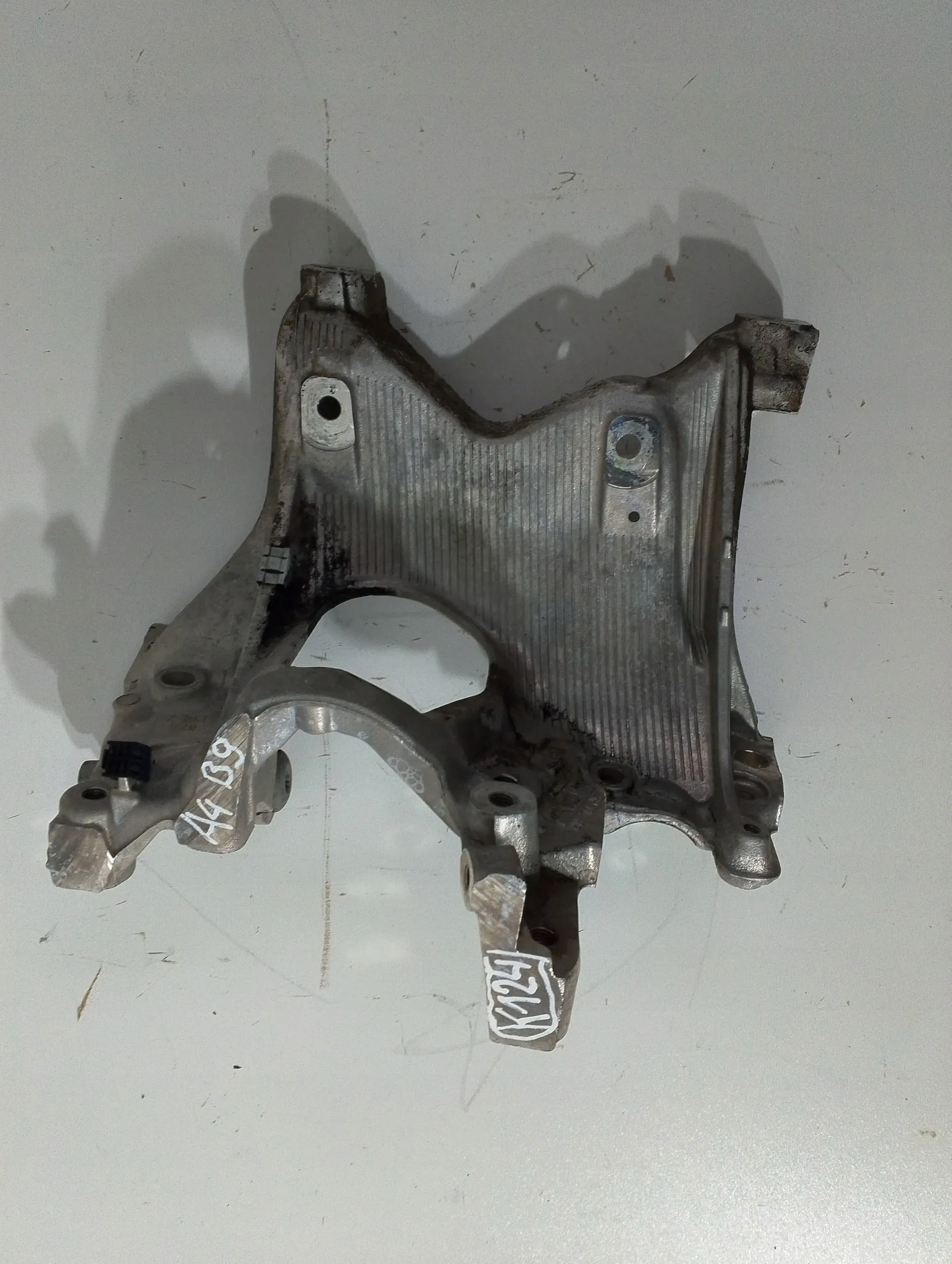 Audi A4 A5 B9 engine mount holder left 8W0399295E (K124)