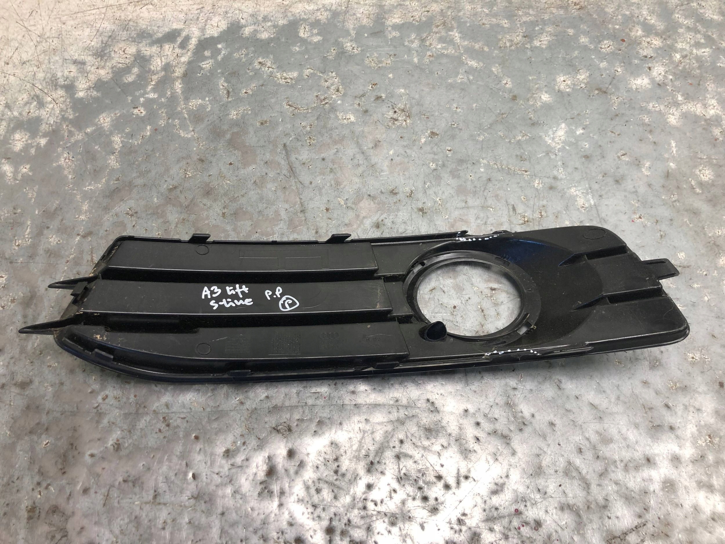 grid fog lights right front AUDI A3 8P LIFT S-LINE 8P0807682F