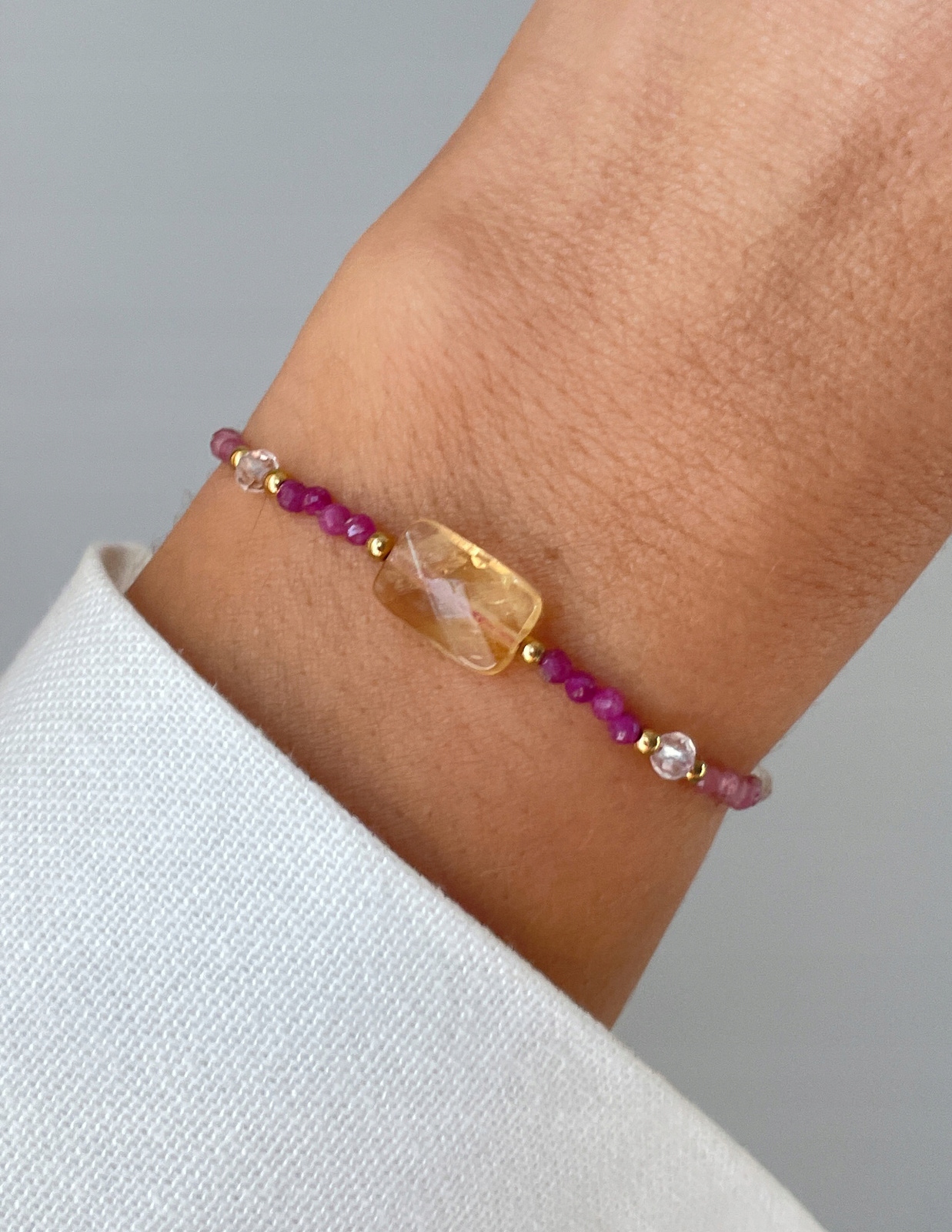 Náramek na niti s citronem, krystalem rubínem a růžovým turmalínem