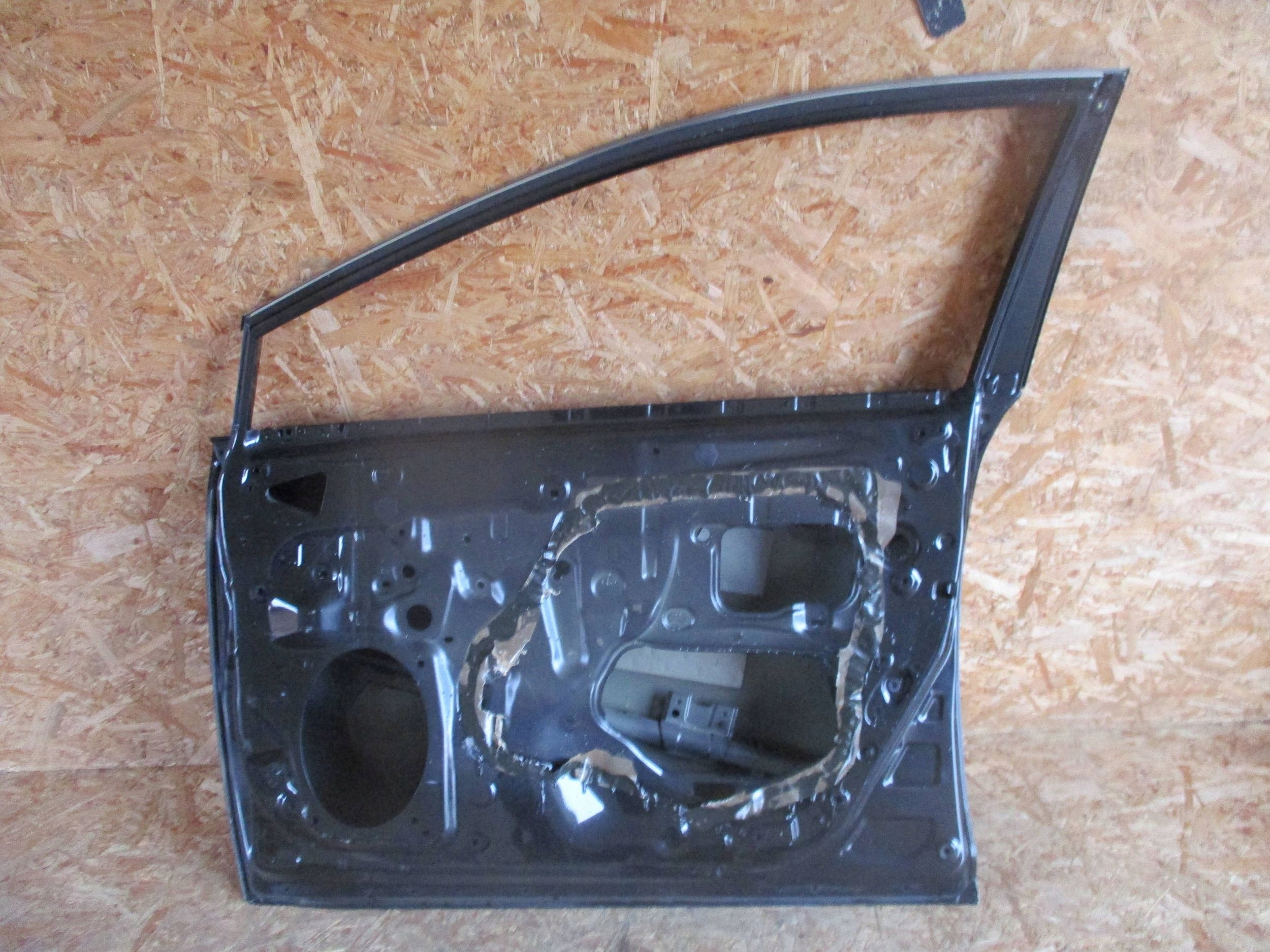 door front front right TOYOTA AVENSIS T27
